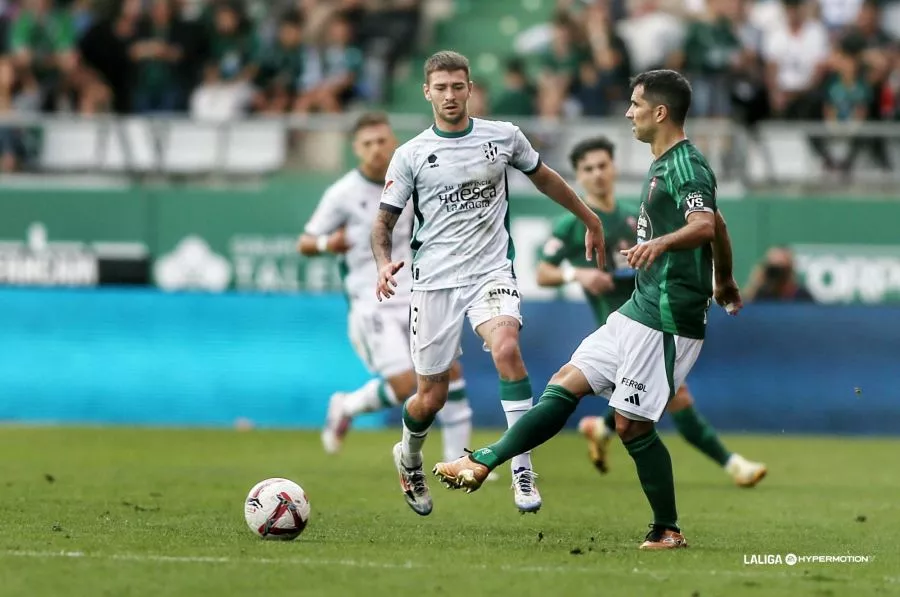 Jordi Martín, muy activo dentro de un Huesca falto de intensidad pese a su superioridad