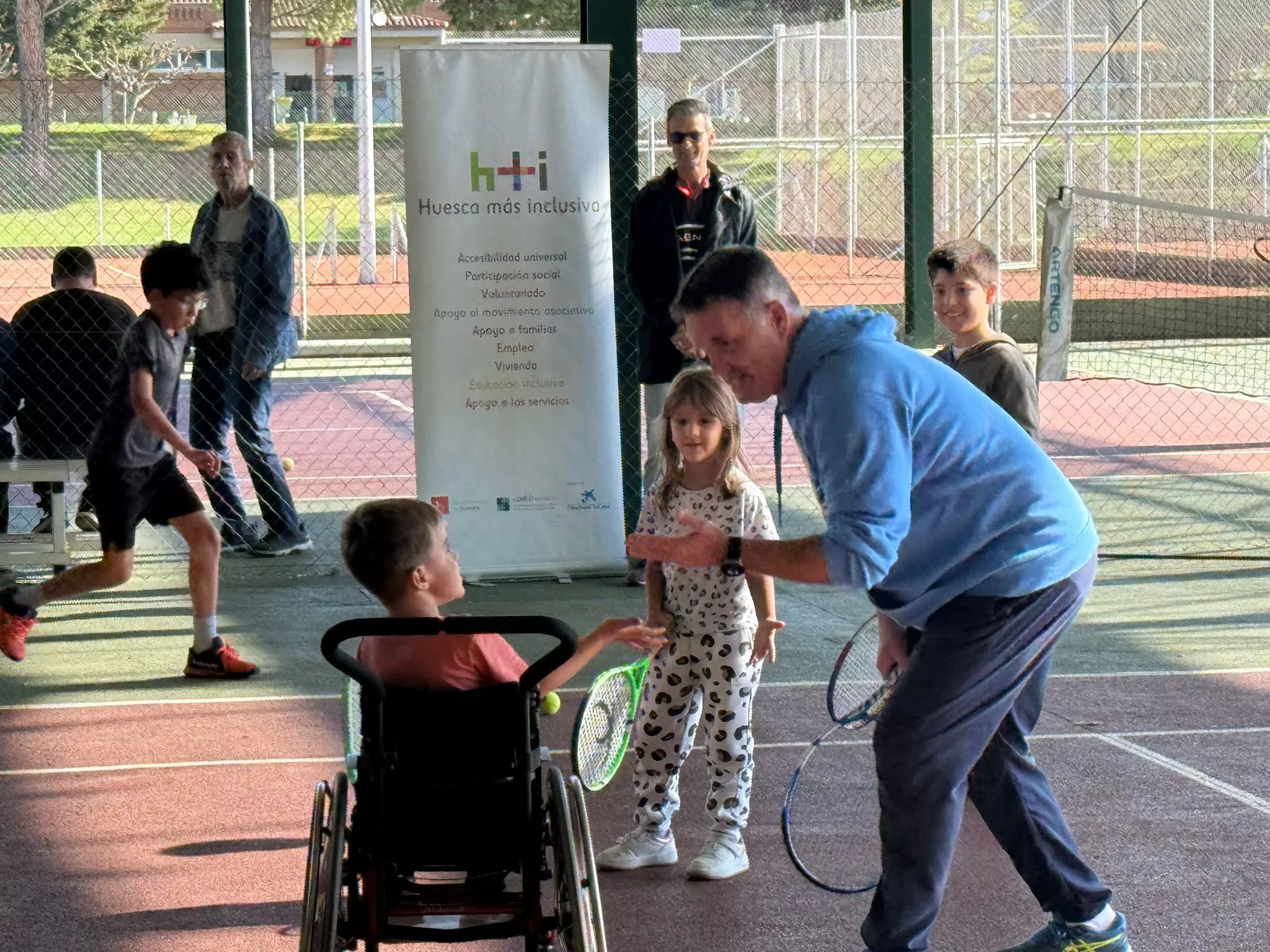 Jornada de deporte inclusivo de Cadis y Club de Tenis Osca