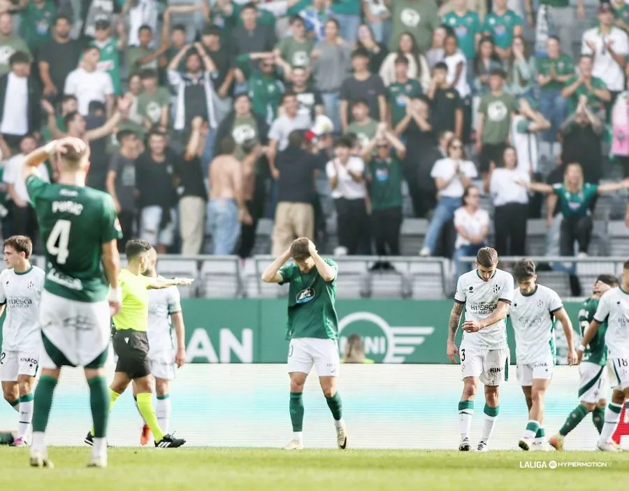 González Díaz, árbitro del Racing de Ferrol-Huesca, tuvo que salir de A Malata escoltado. Foto: LaLiga