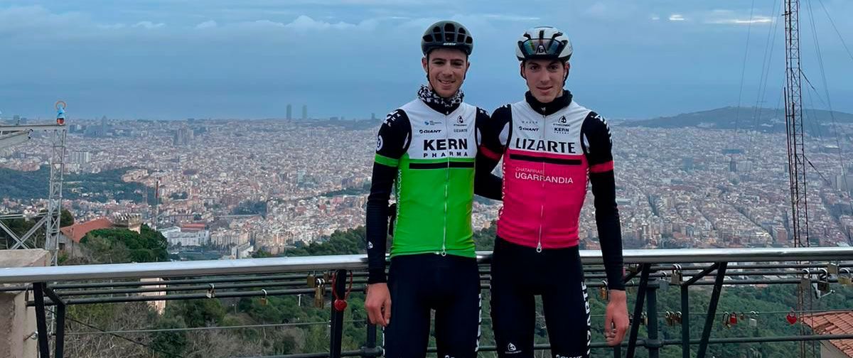 Jaime Castrillo, a la izquierda, junto a su hermano Pablo, ahora también corredor del Kern Pharma.