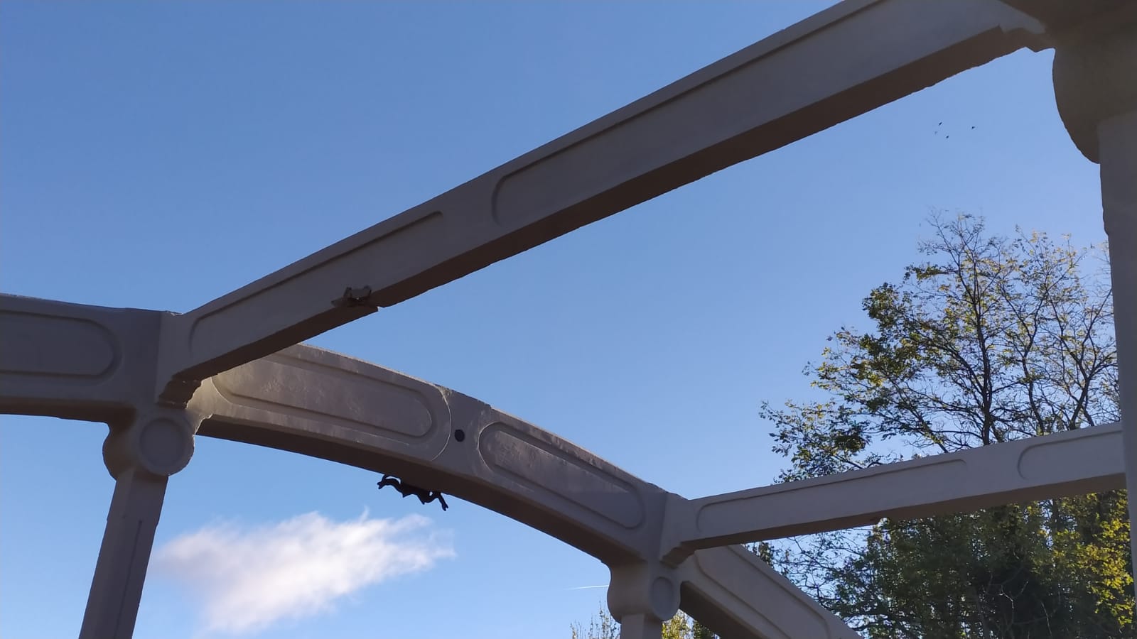 Desperfecto causado por el camión en la vigueta superior del puente de San Miguel