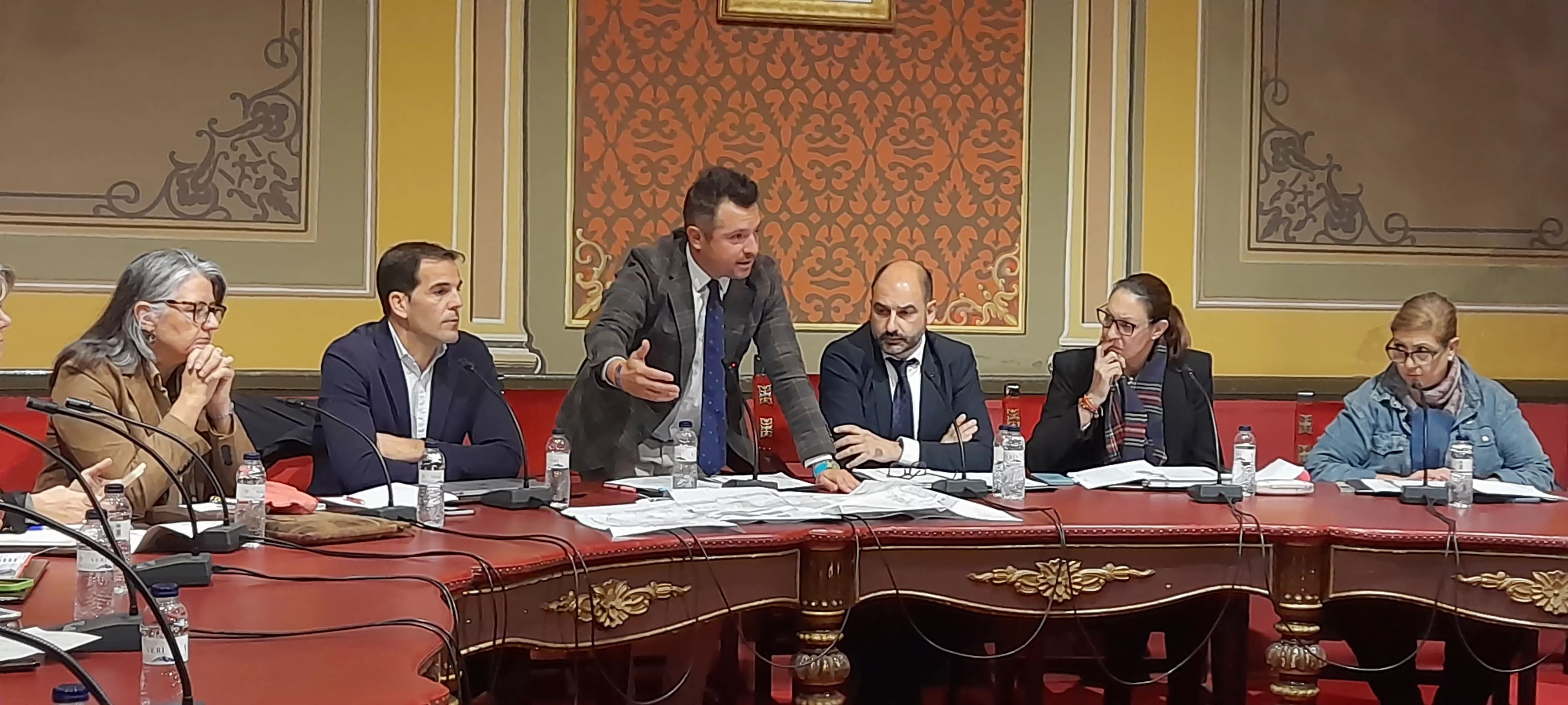 Raquel Latre, Dani Gracia, Lorenzo Borruel, Fernando Torres, Blanca Galindo y Silvia Ramírez en el pleno extraordinario que ha aprobado el Parque para el Recuerdo y la Memoria