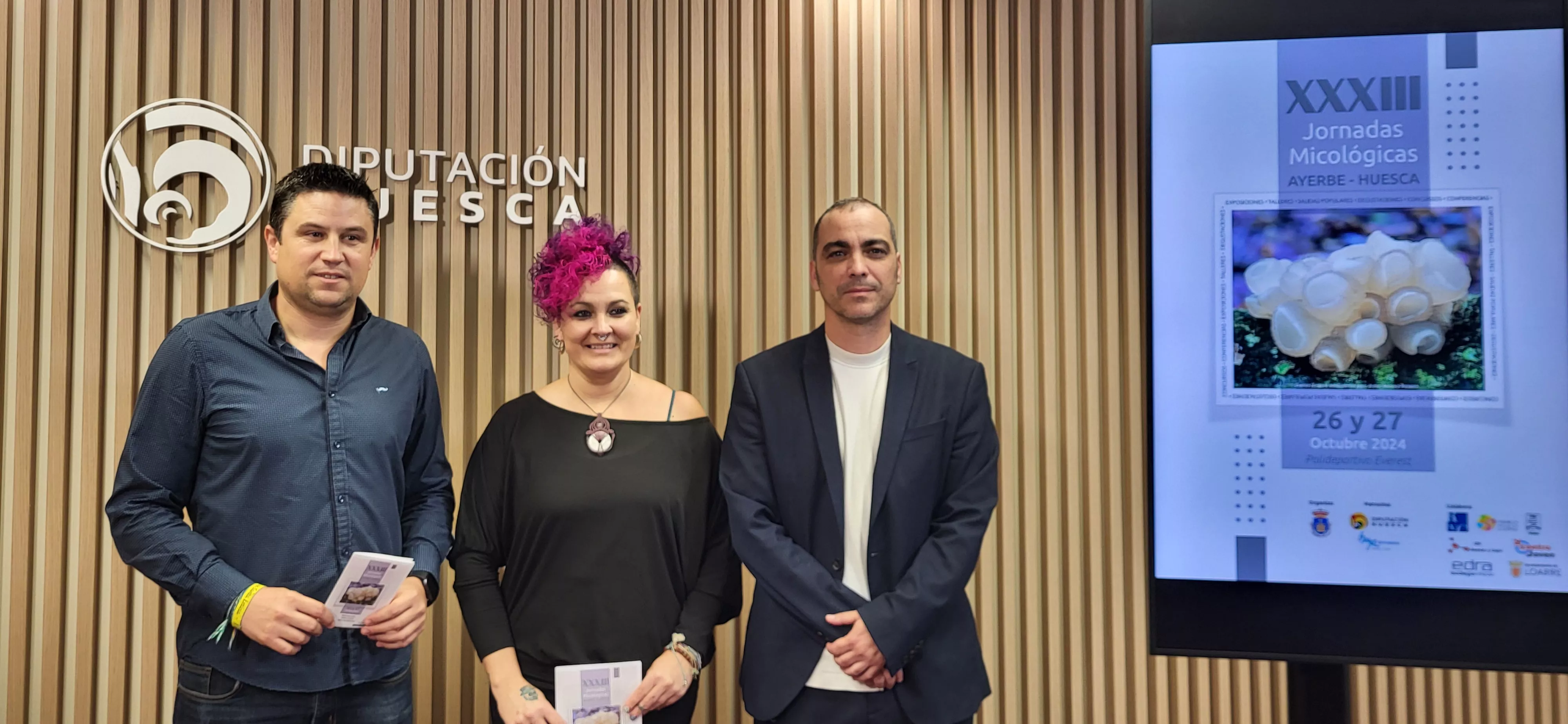 Antonio Biescas, Rebeca Armada y Carlos Sampériz en la presentación de las XXXIII Jornadas Micológicas de Ayerbe.