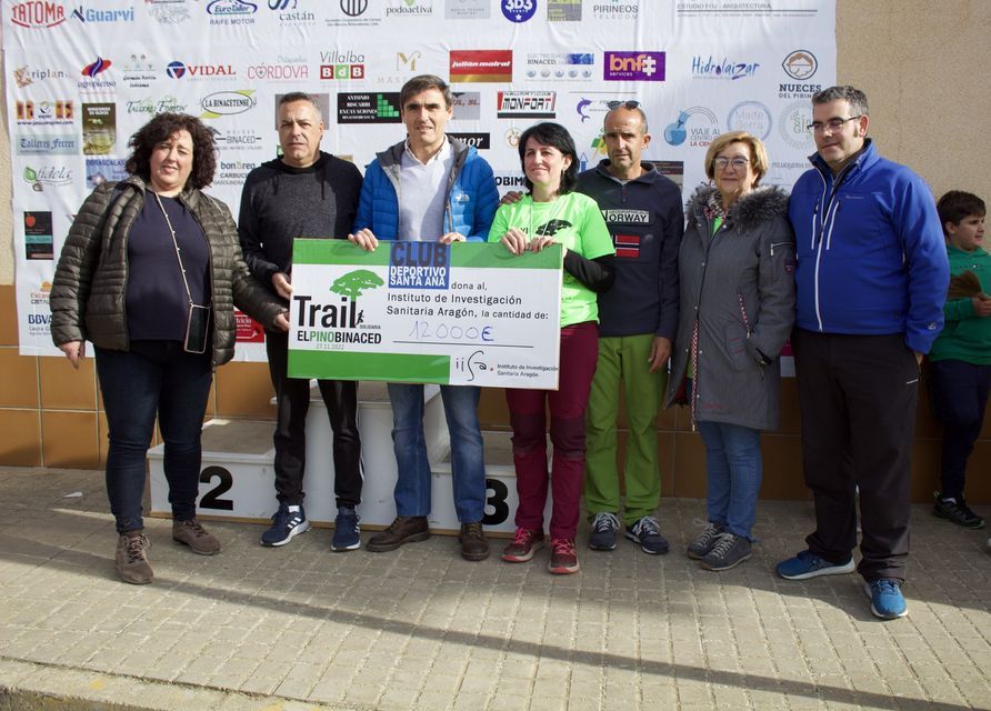 Momento de la entrega de los 12.000 euros solidarios recaudados.