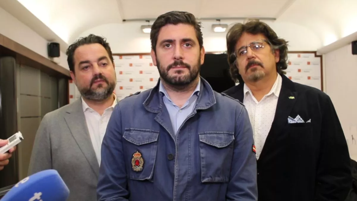 David Arranz, Alejandro Nolasco y José Luis Rubió en la sala de prensa del Ayuntamiento de Huesca