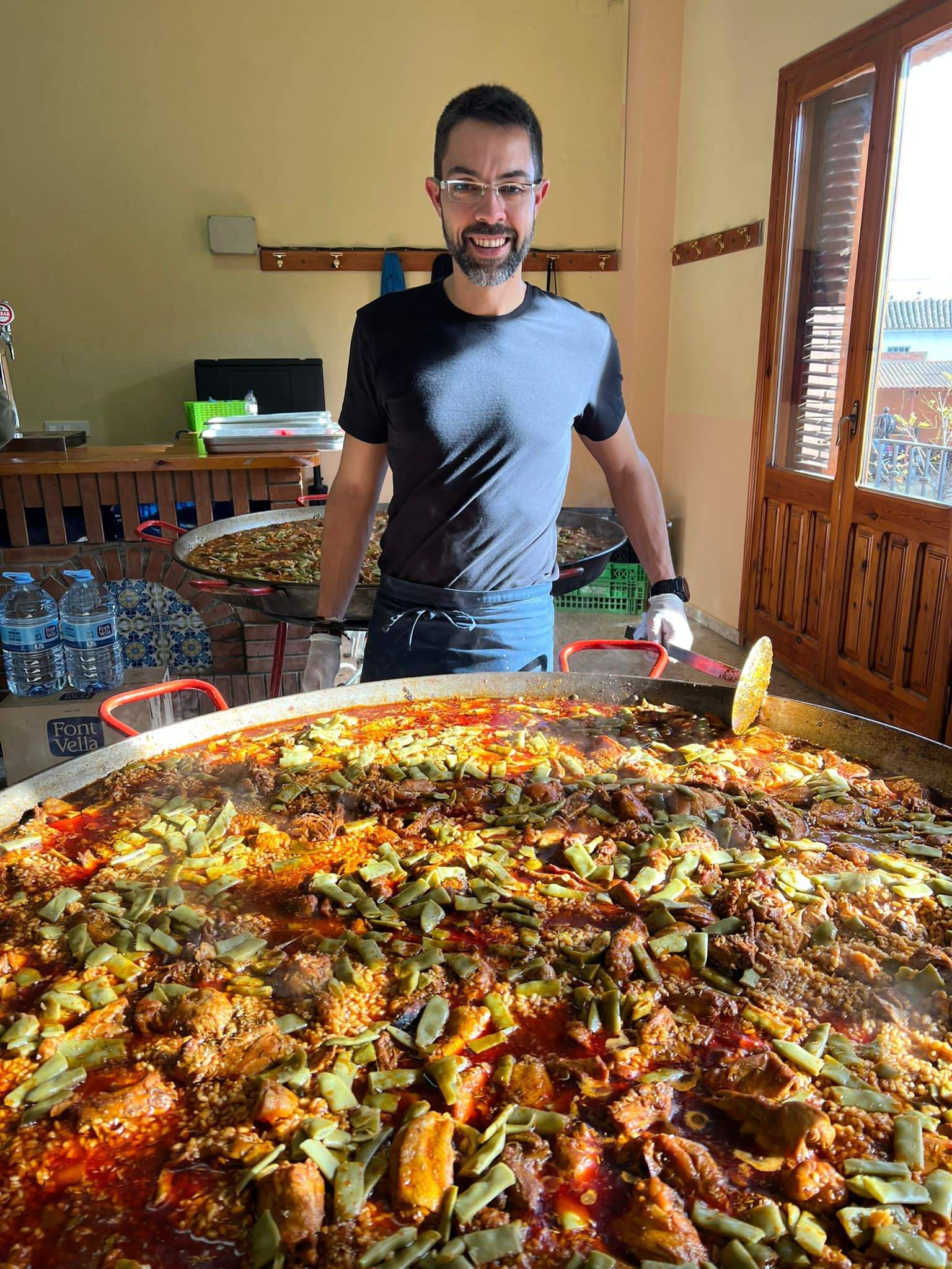 Cocina con Jairo y su monumental paella.