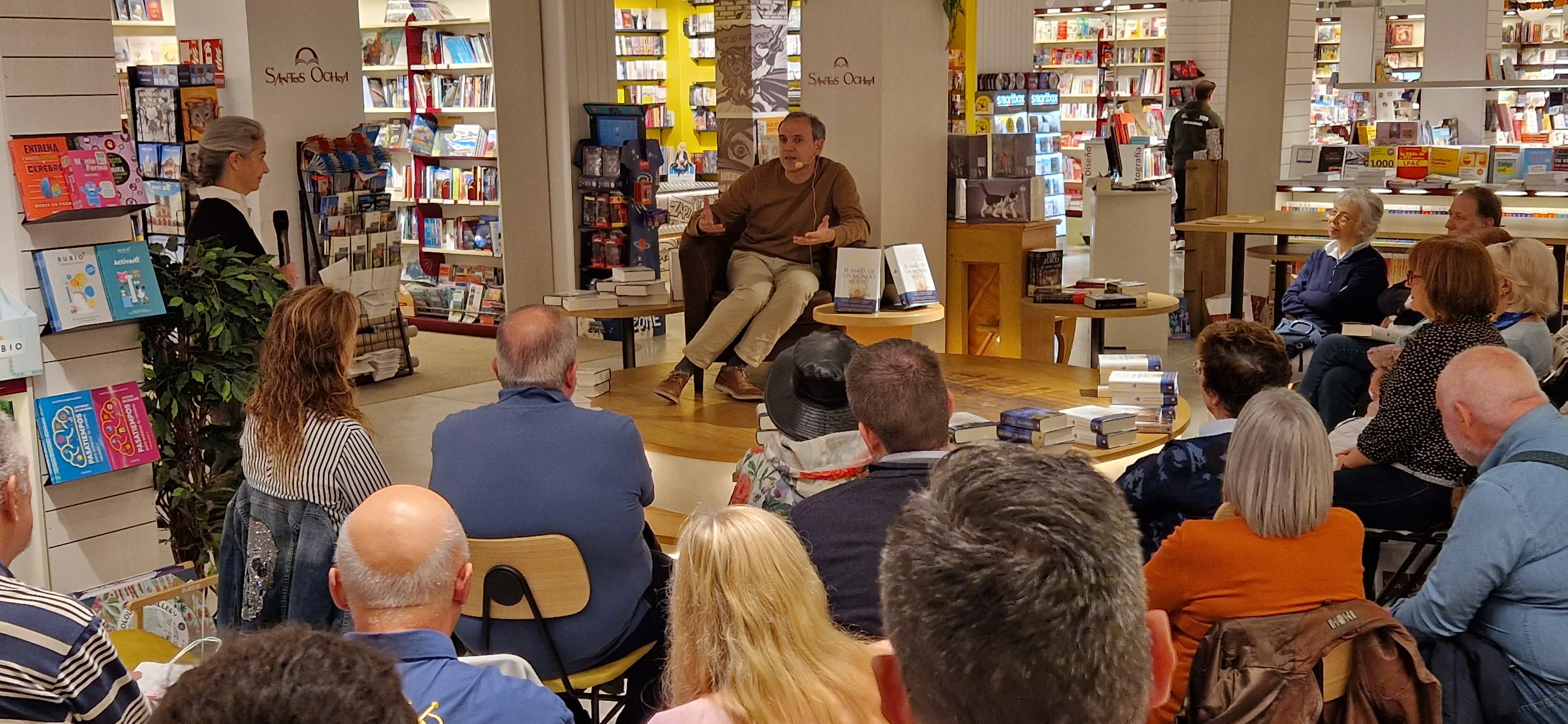 Luis Zueco, presentando su libro en Santos Ochoa. Foto Myriam Martínez