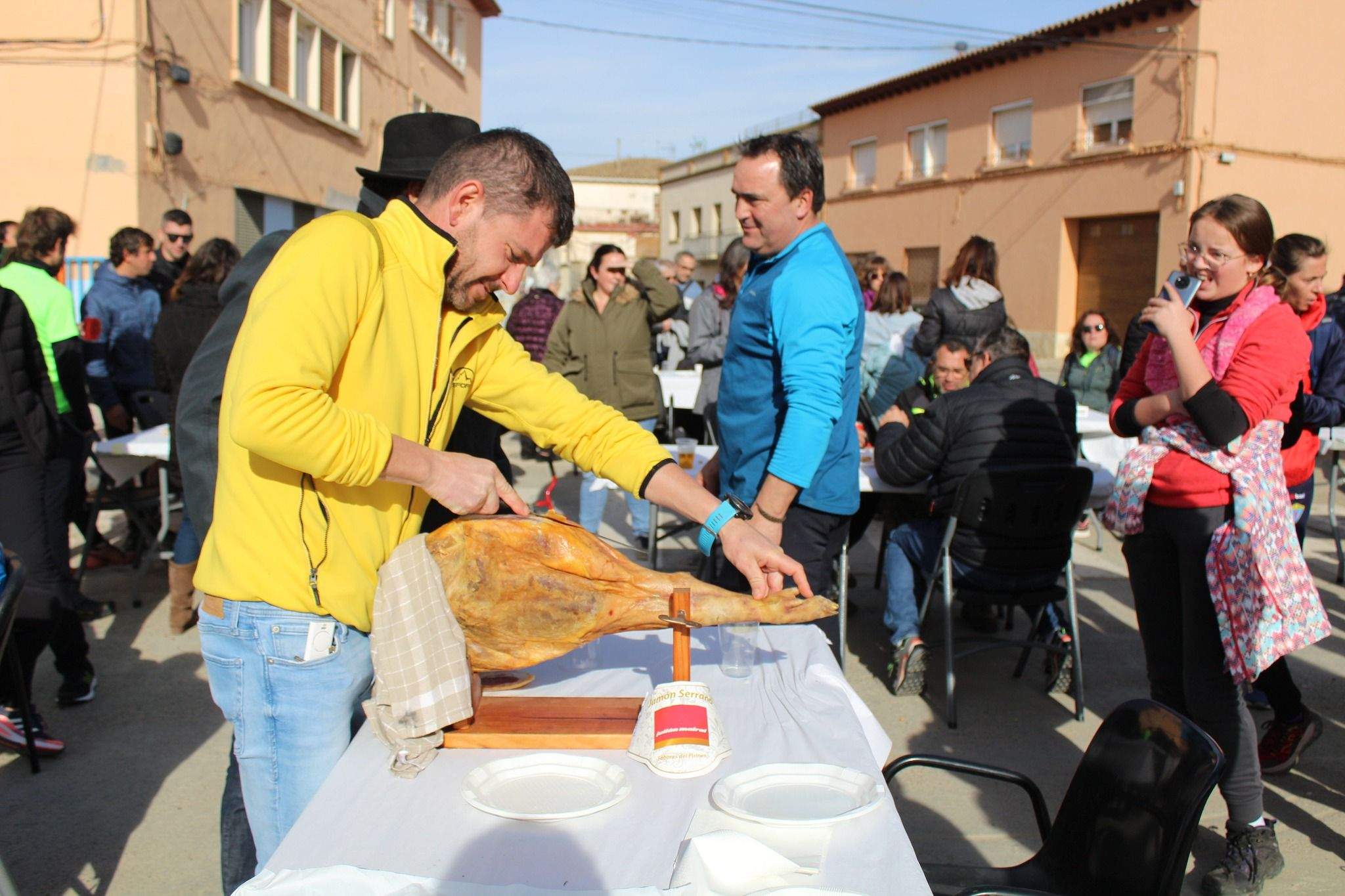 El binacetense David Sarvisé repartió su jamón.