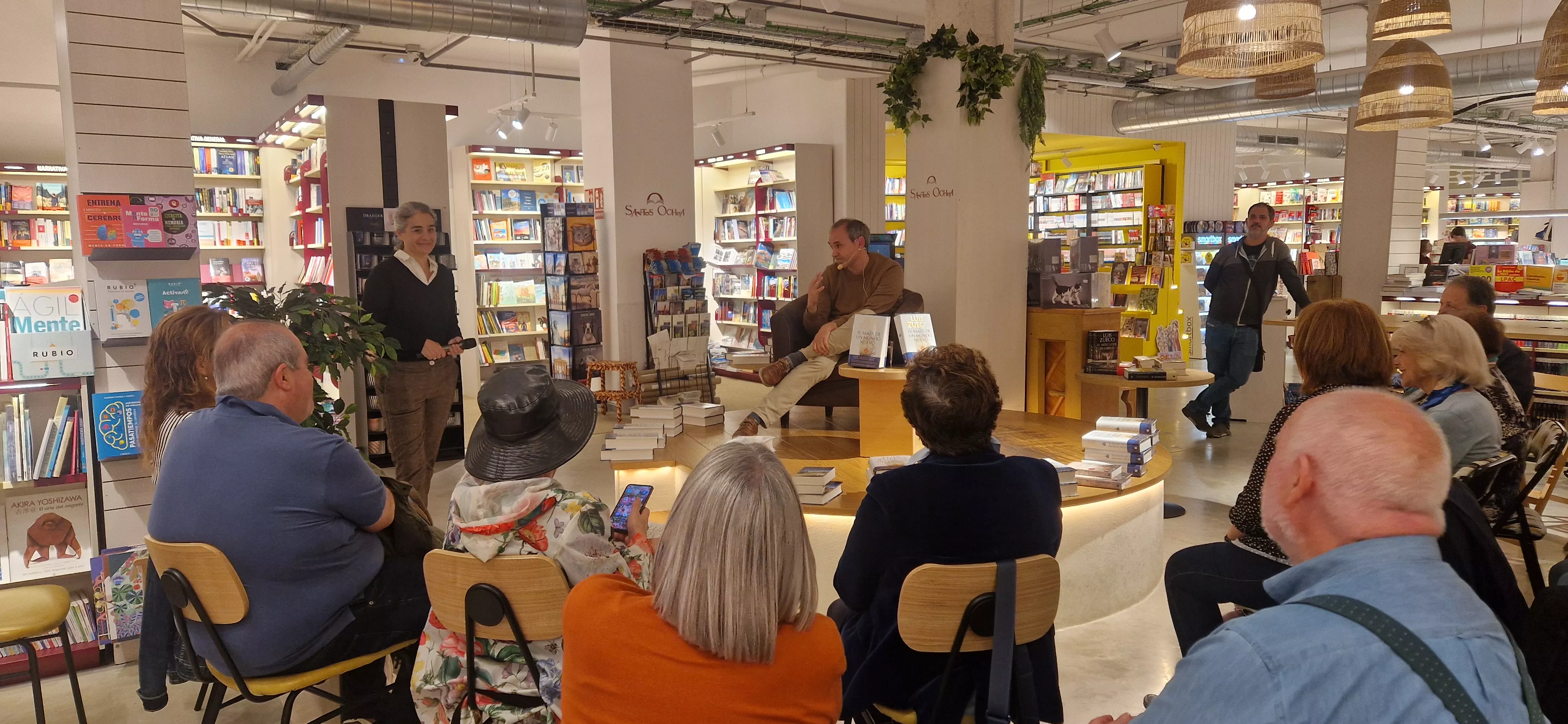 Presentación de la novela El mapa de un nuevo mundo de Luis Zueco en la librería Santos Ochoa de Huesca. Foto Myriam Martínez