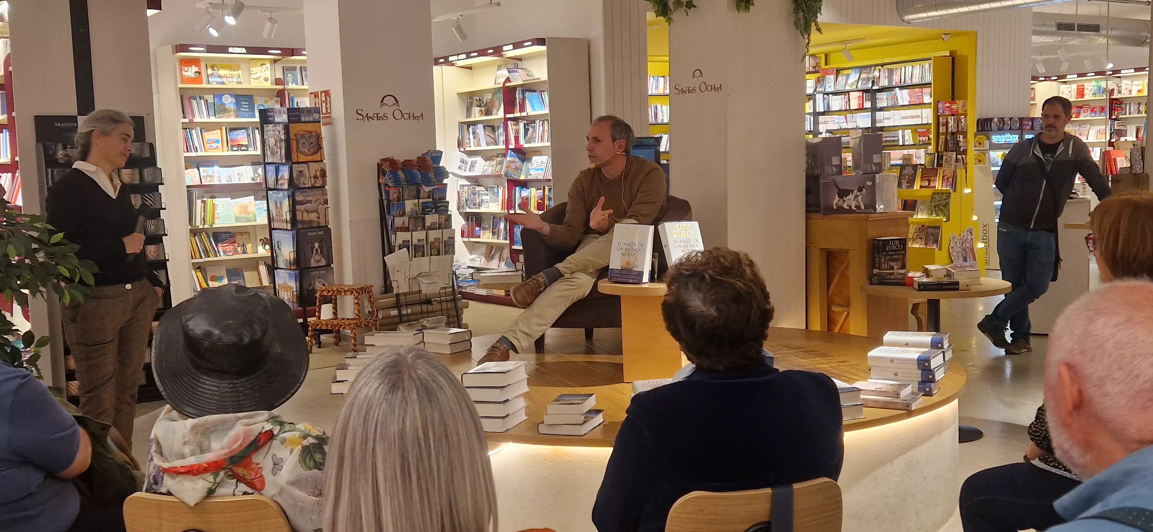 Presentación de la novela El mapa de un nuevo mundo de Luis Zueco en la librería Santos Ochoa de Huesca. Foto Myriam Martínez