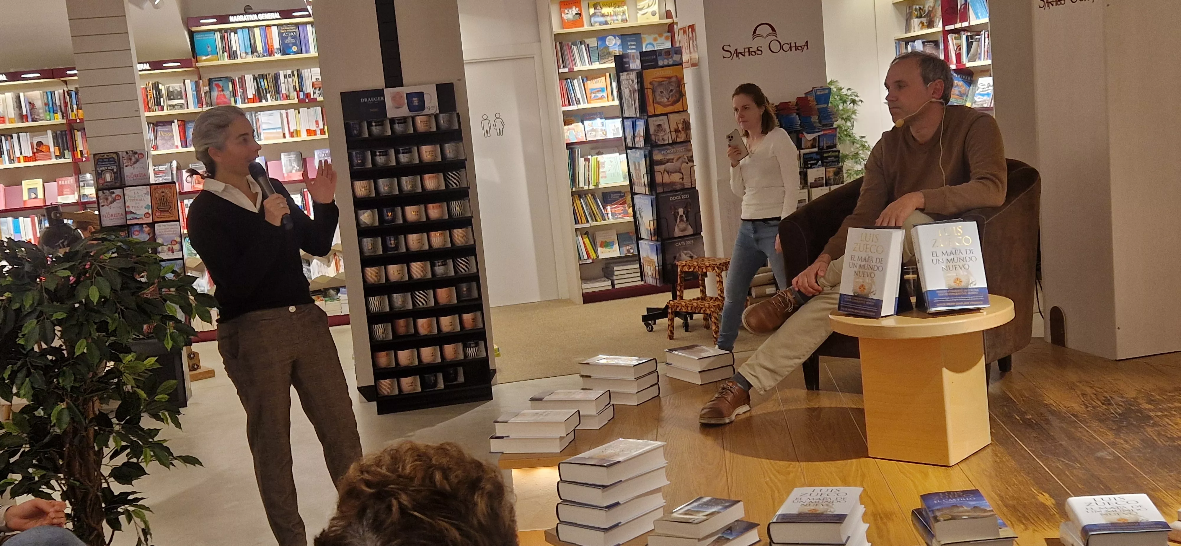 Presentación de la novela El mapa de un nuevo mundo de Luis Zueco en la librería Santos Ochoa de Huesca. Foto Myriam Martínez