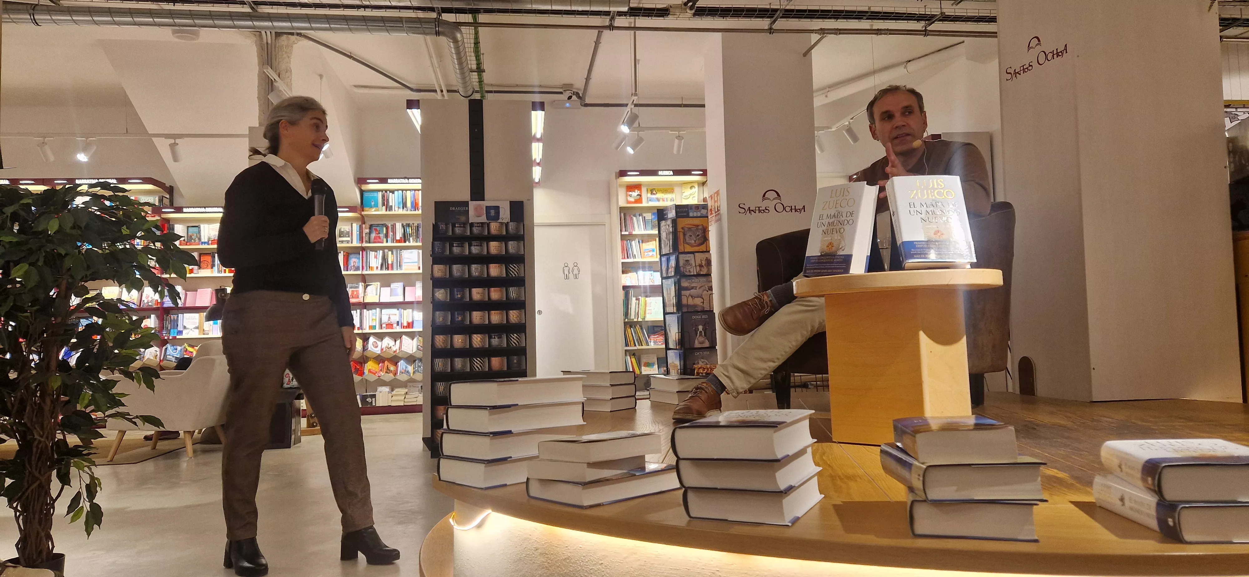 Presentación de la novela El mapa de un nuevo mundo de Luis Zueco en la librería Santos Ochoa de Huesca. Foto Myriam Martínez
