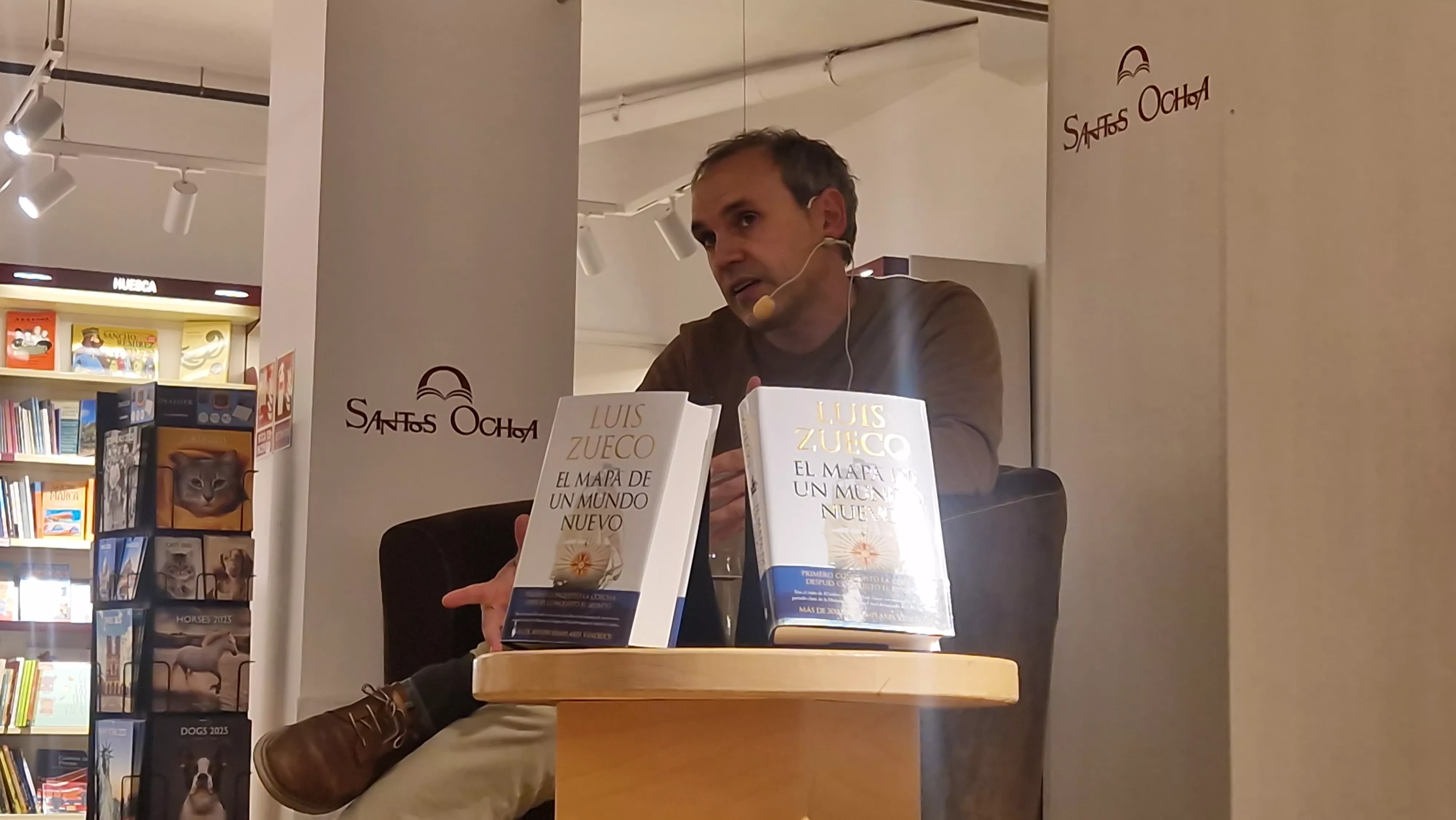 Presentación de la novela El mapa de un nuevo mundo de Luis Zueco en la librería Santos Ochoa de Huesca. Foto Myriam Martínez