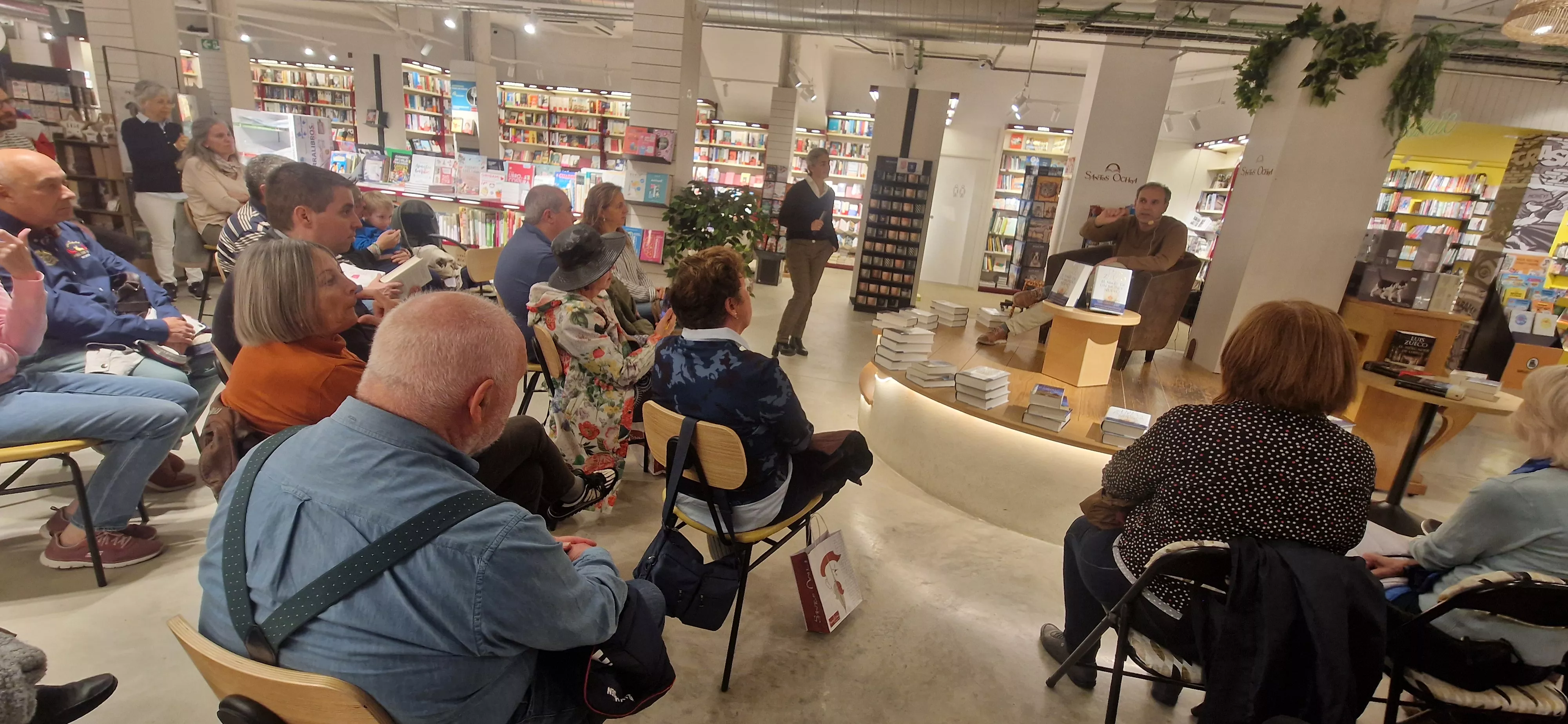 Presentación de la novela El mapa de un nuevo mundo de Luis Zueco en la librería Santos Ochoa de Huesca. Foto Myriam Martínez
