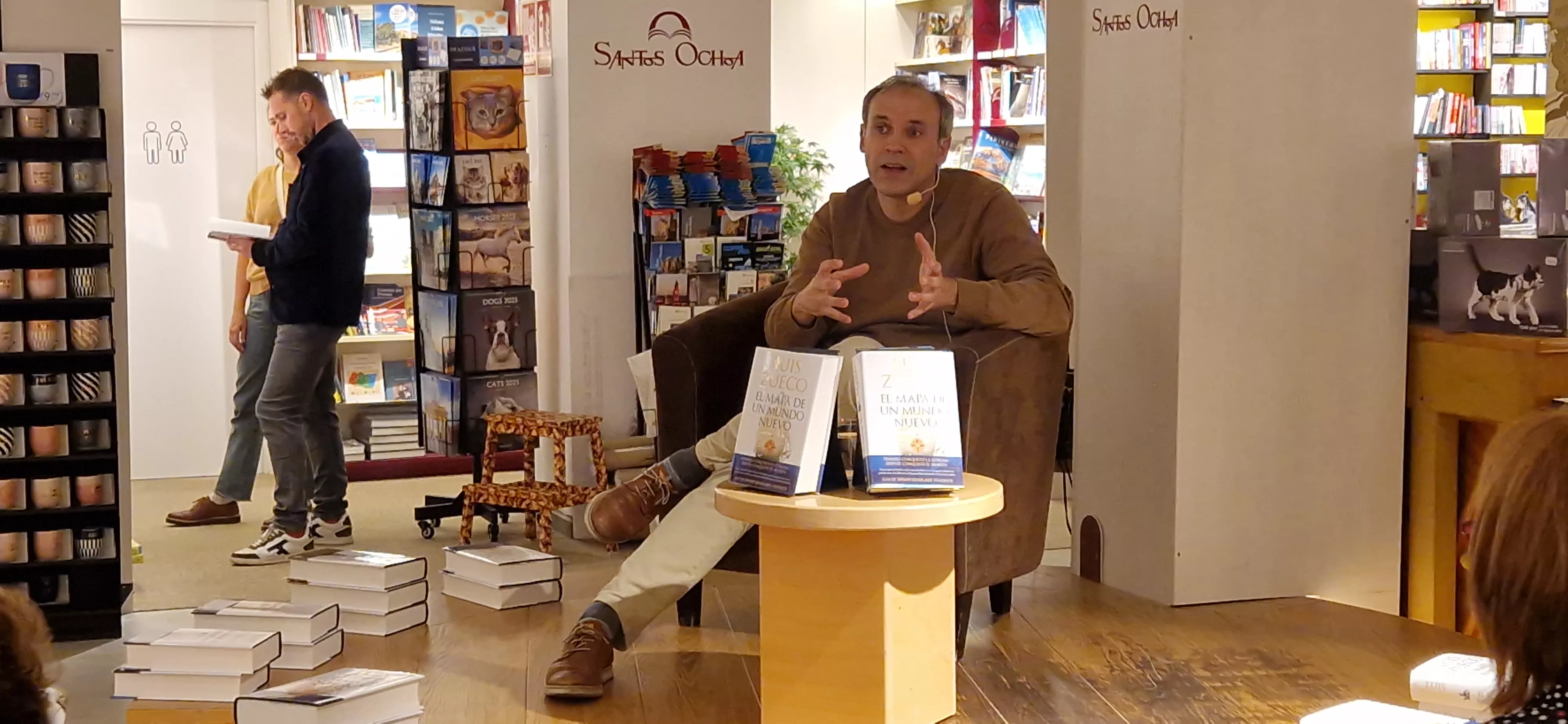 Presentación de la novela El mapa de un nuevo mundo de Luis Zueco en la librería Santos Ochoa de Huesca. Foto Myriam Martínez