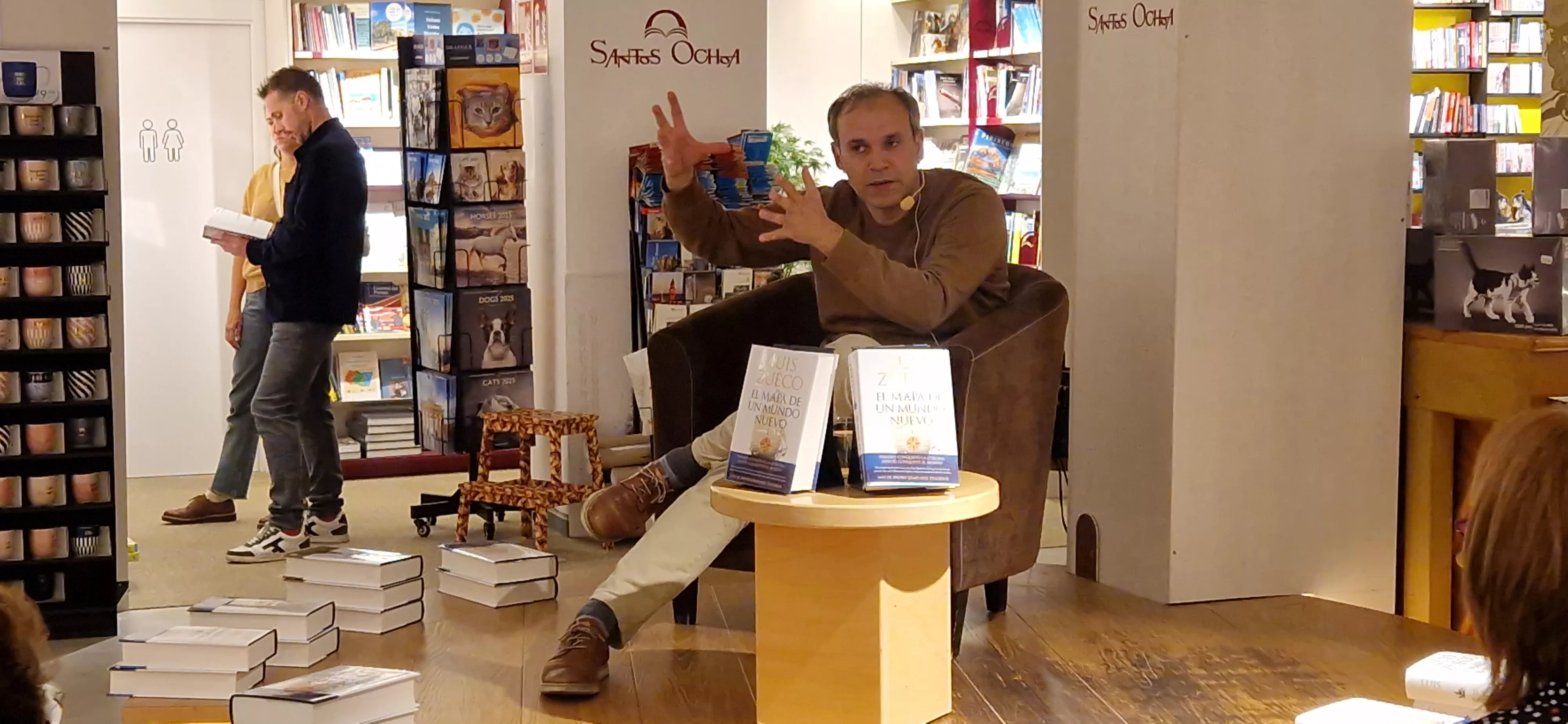 Presentación de la novela El mapa de un nuevo mundo de Luis Zueco en la librería Santos Ochoa de Huesca. Foto Myriam Martínez