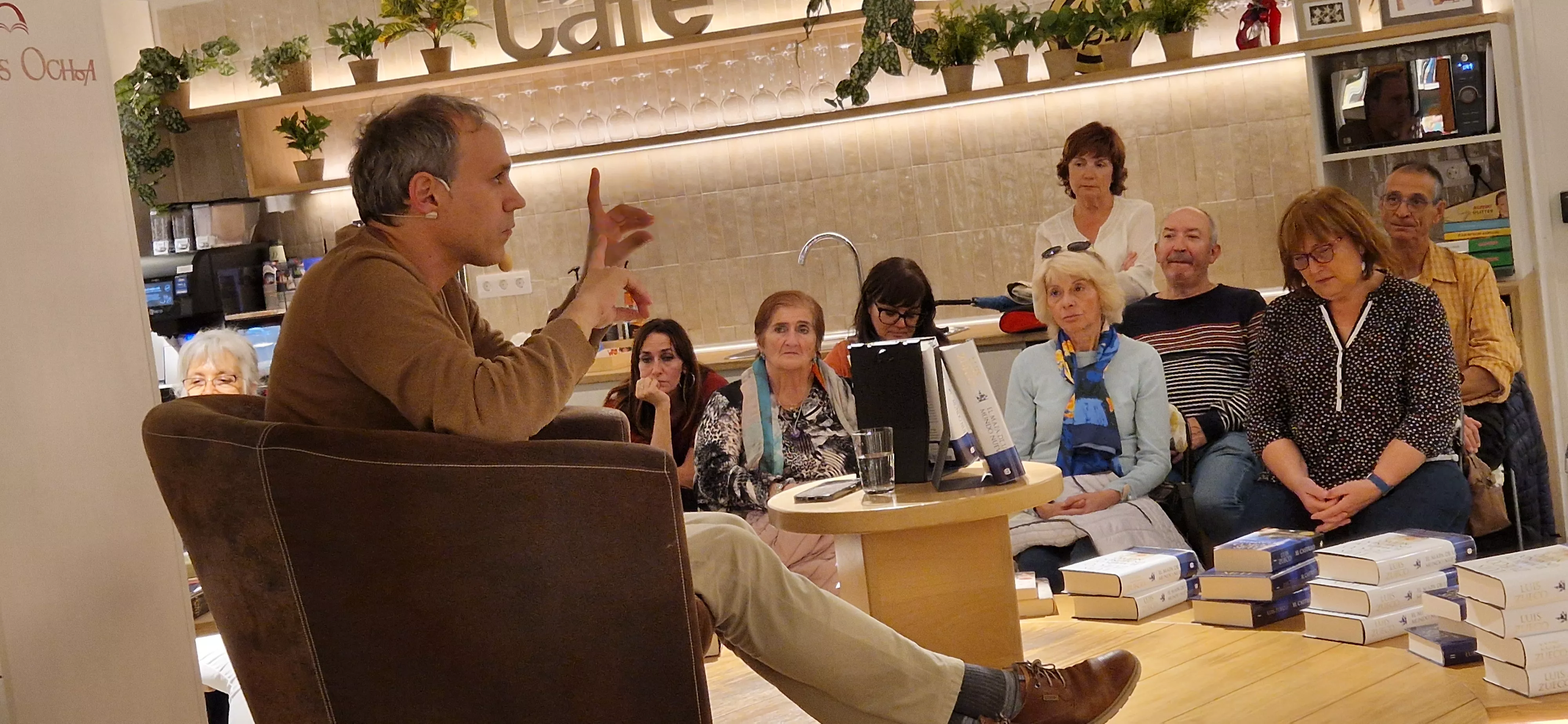 Presentación de la novela El mapa de un nuevo mundo de Luis Zueco en la librería Santos Ochoa de Huesca. Foto Myriam Martínez