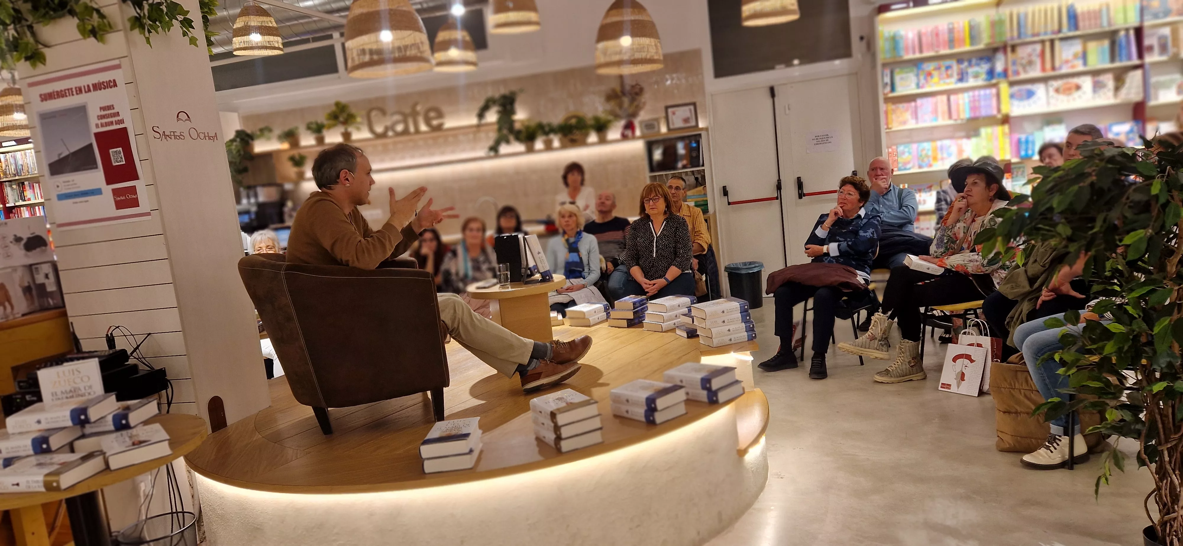 Presentación de la novela El mapa de un nuevo mundo de Luis Zueco en la librería Santos Ochoa de Huesca. Foto Myriam Martínez