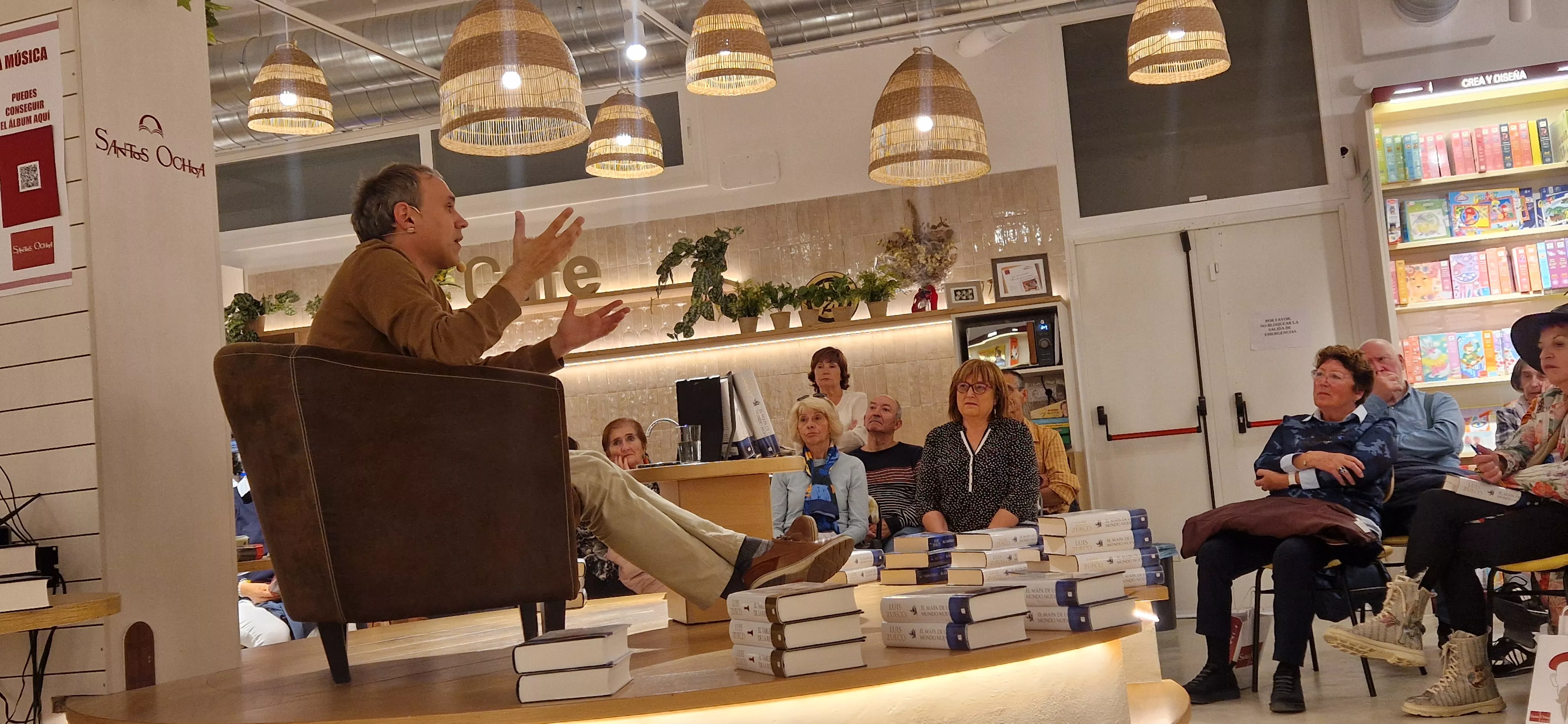 Presentación de la novela El mapa de un nuevo mundo de Luis Zueco en la librería Santos Ochoa de Huesca. Foto Myriam Martínez