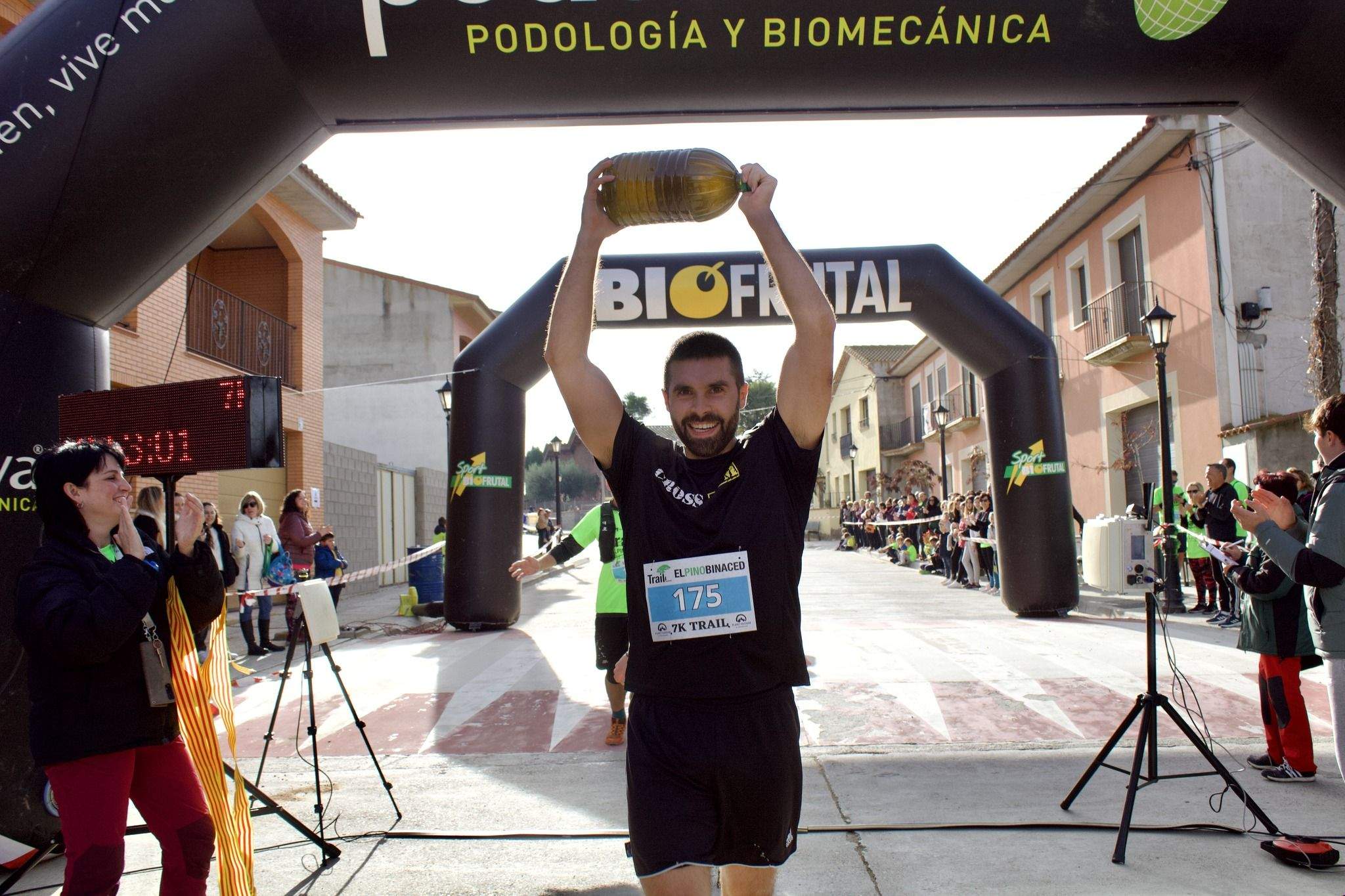 El ganador de la 7K con la garrafa de aceite en meta.