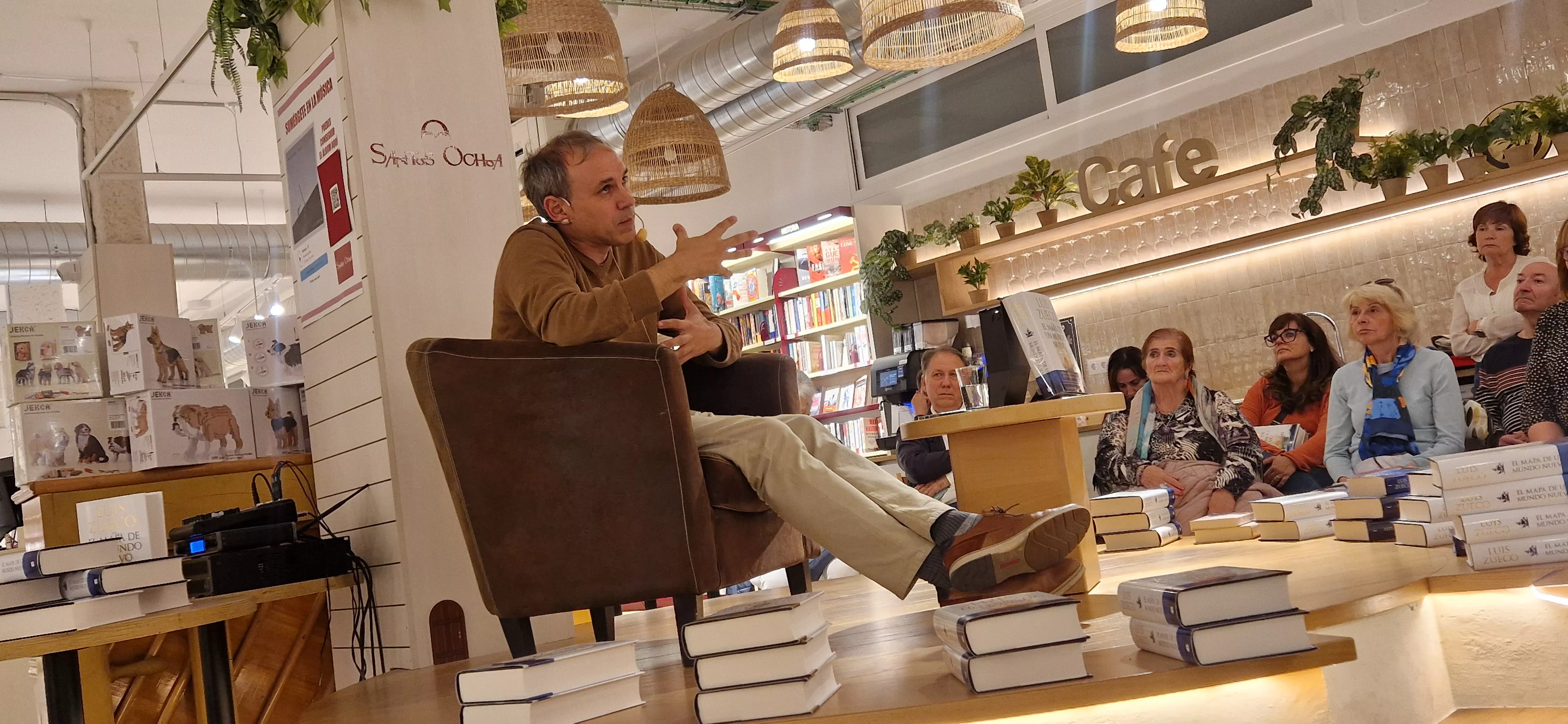 Presentación de la novela El mapa de un nuevo mundo de Luis Zueco en la librería Santos Ochoa de Huesca. Foto Myriam Martínez