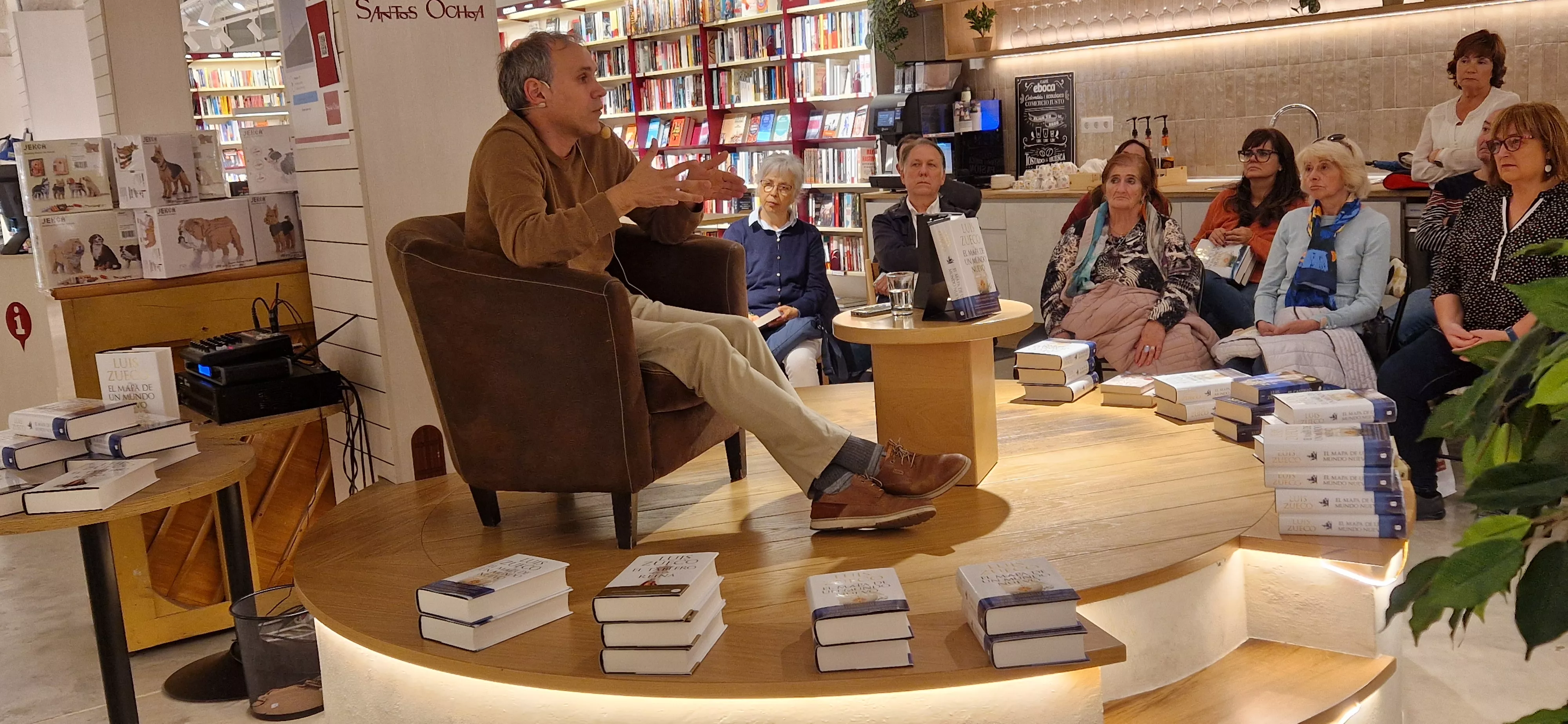 Presentación de la novela El mapa de un nuevo mundo de Luis Zueco en la librería Santos Ochoa de Huesca. Foto Myriam Martínez