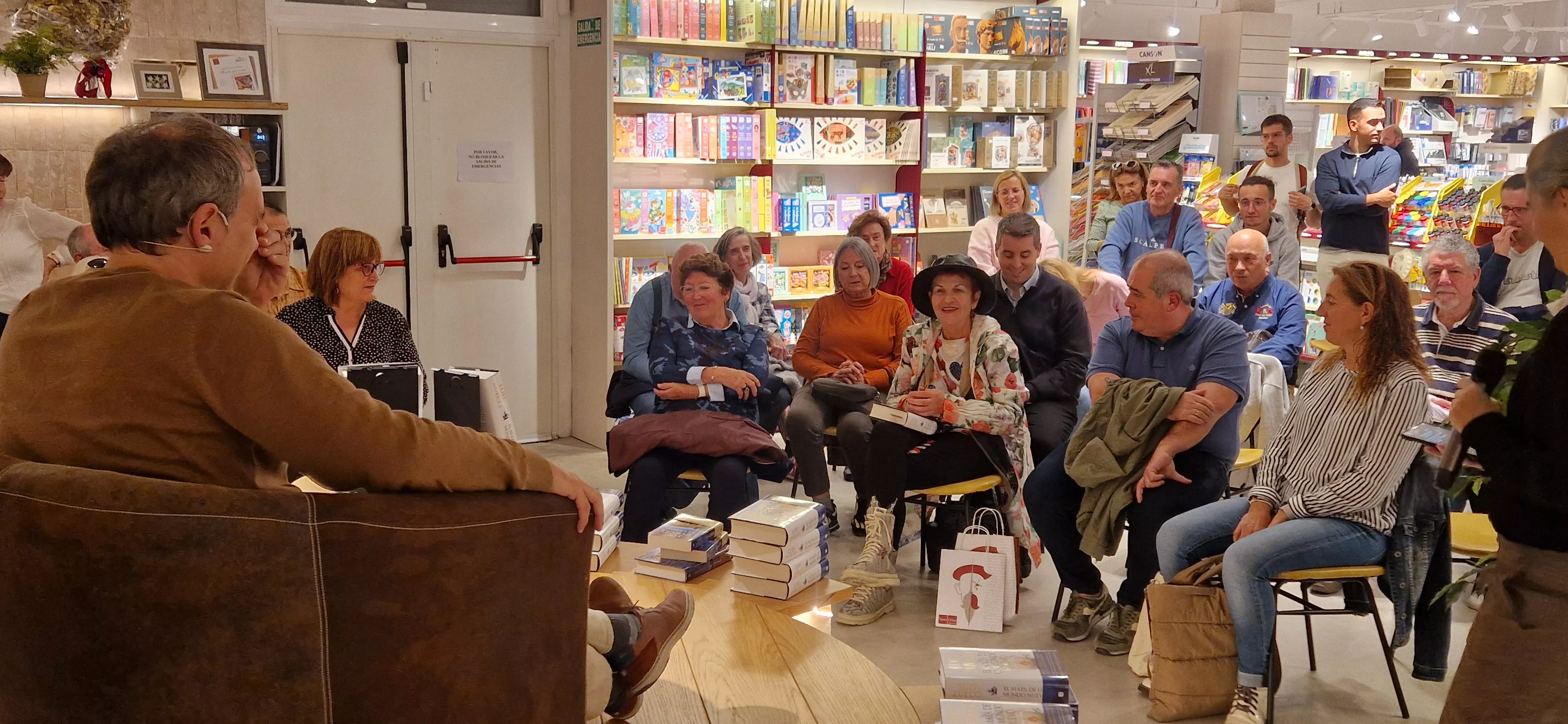 Presentación de la novela El mapa de un nuevo mundo de Luis Zueco en la librería Santos Ochoa de Huesca. Foto Myriam Martínez
