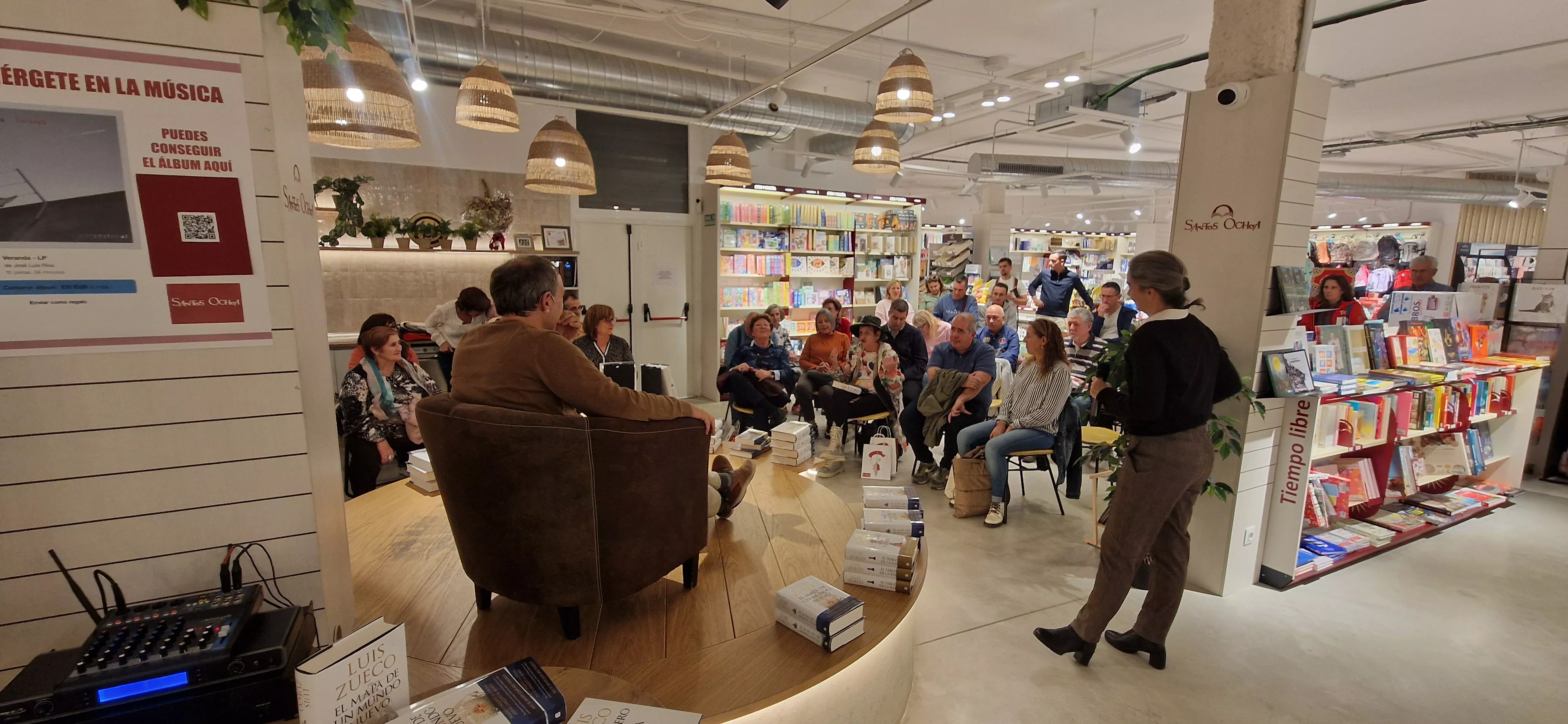 Presentación de la novela El mapa de un nuevo mundo de Luis Zueco en la librería Santos Ochoa de Huesca. Foto Myriam Martínez