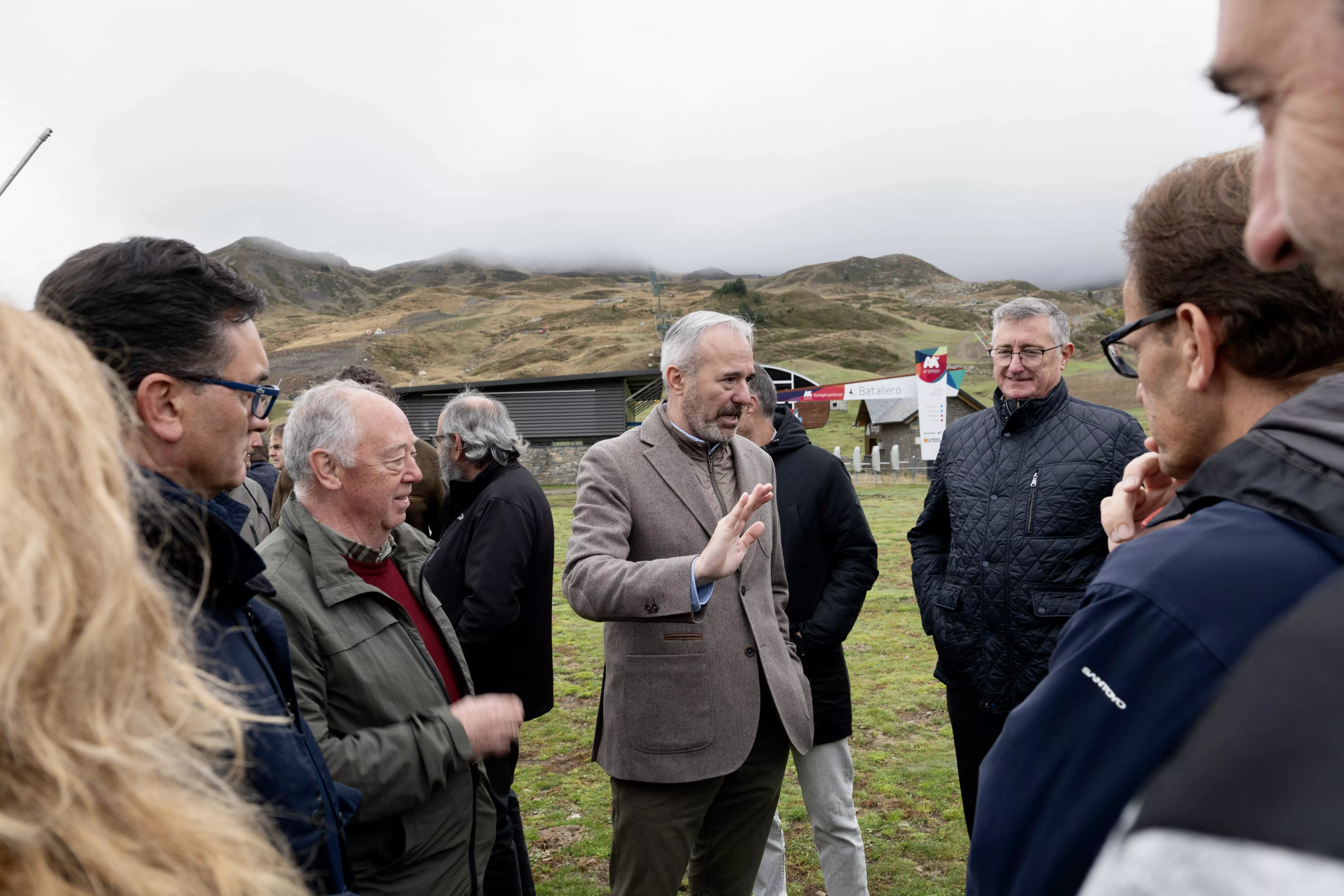 Jorge Azcón durante su visita a la estación de Aramón-Formigal.