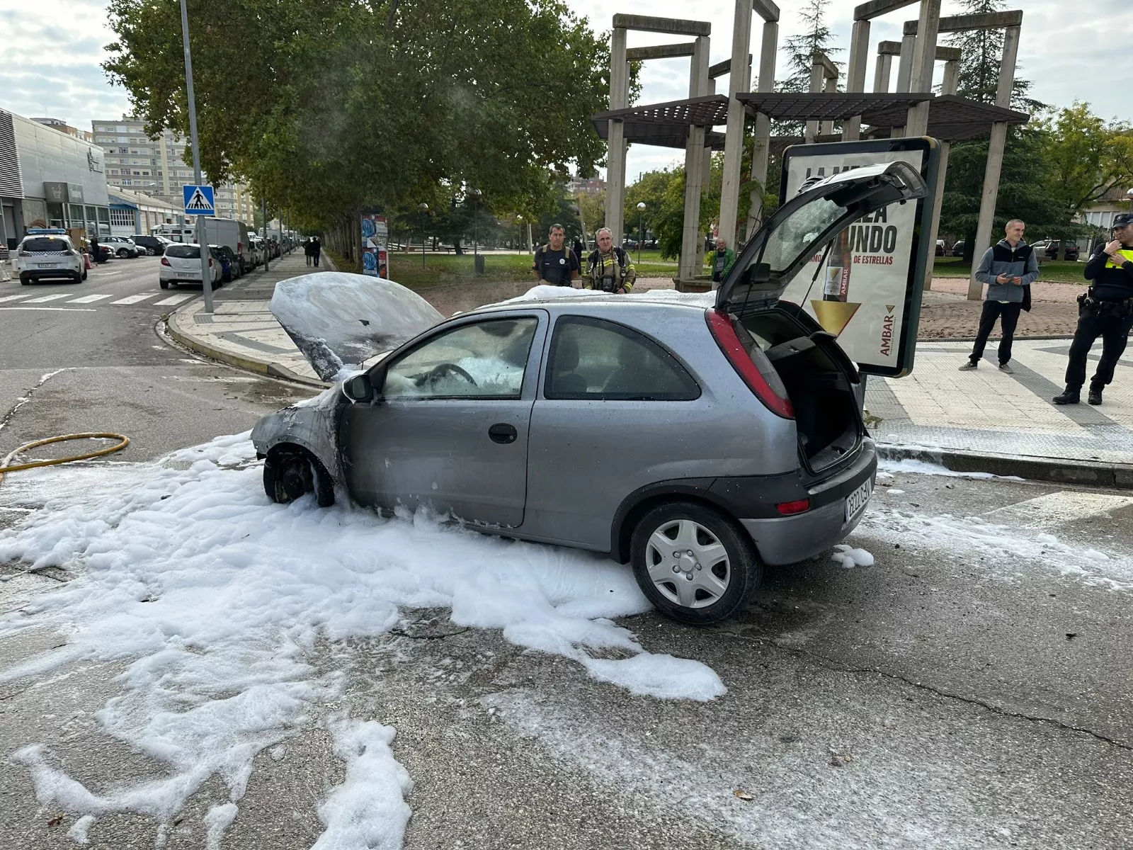 Un coche ha ardido en la calle San Jorge de Huesca. 