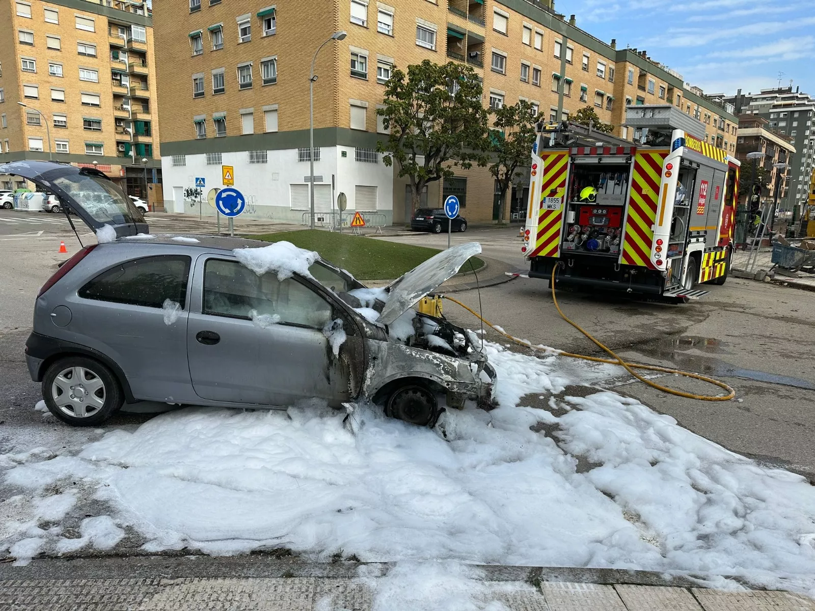 Un coche ha ardido en la calle San Jorge de Huesca. 