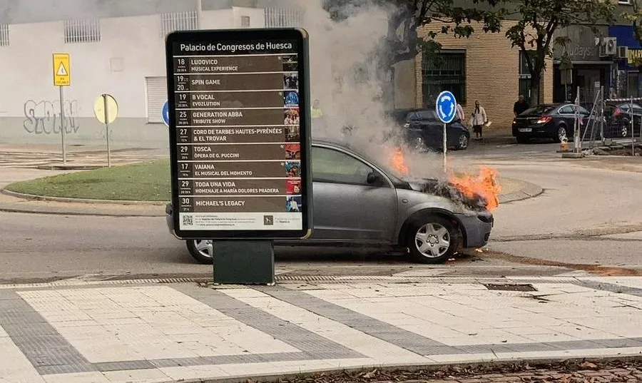 Un coche ha ardido en la calle San Jorge de Huesca. 
