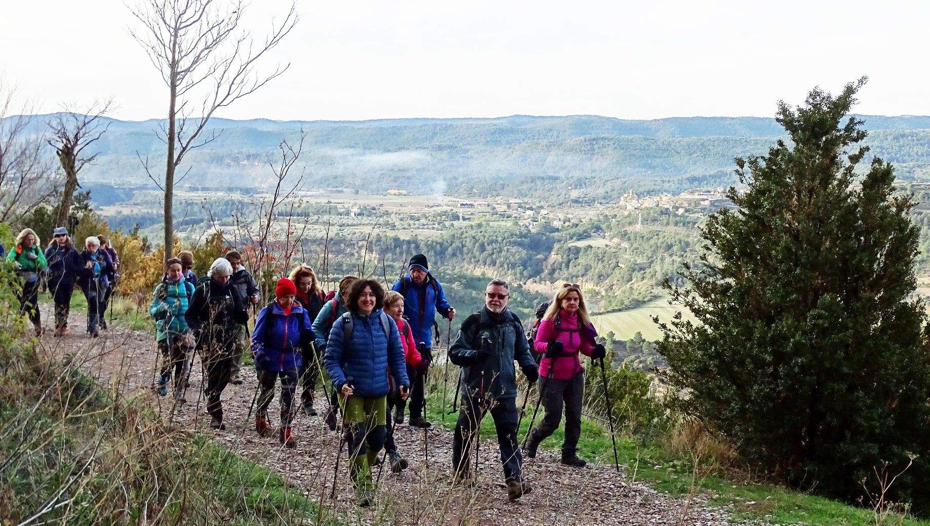 Senderistas con Murillo de Gállego al fondo. Foto Alfredo Zazo.
