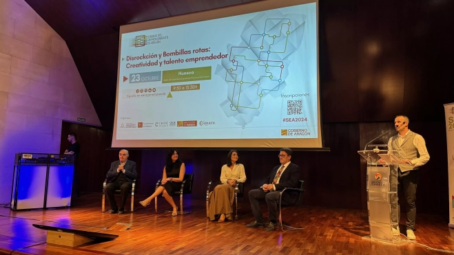 Manuel Rodríguez Chesa, Lorena Orduna, Celsa Rufas y Javier Val sentados, Sergio Bernués en la dirección de la jornada a la derecha Manuel Rodríguez Chesa, Lorena Orduna, Celsa Rufas y Javier Val sentados, Sergio Bernués en la dirección de la jornada a la derecha