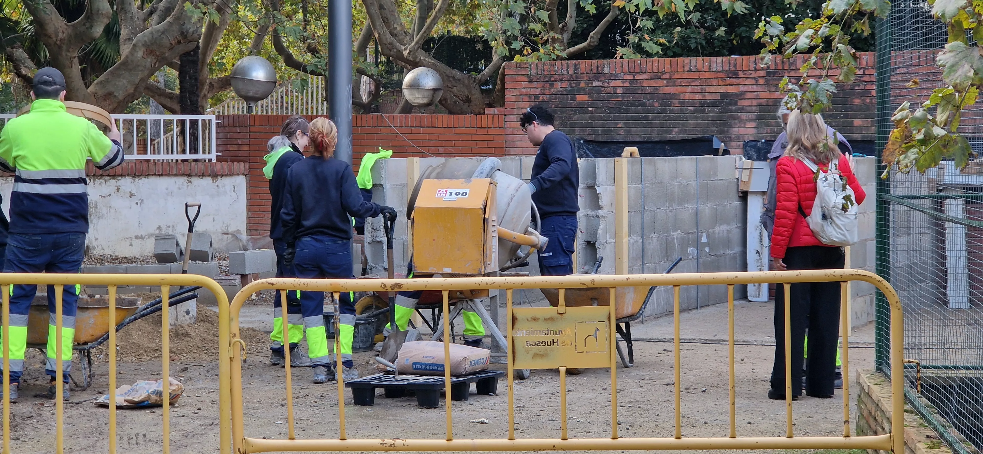 Visita de la consejera Claudia Pérez Forniés a la Escuela Taller del Parque Miguel Servet. Foto Myriam Martínez
