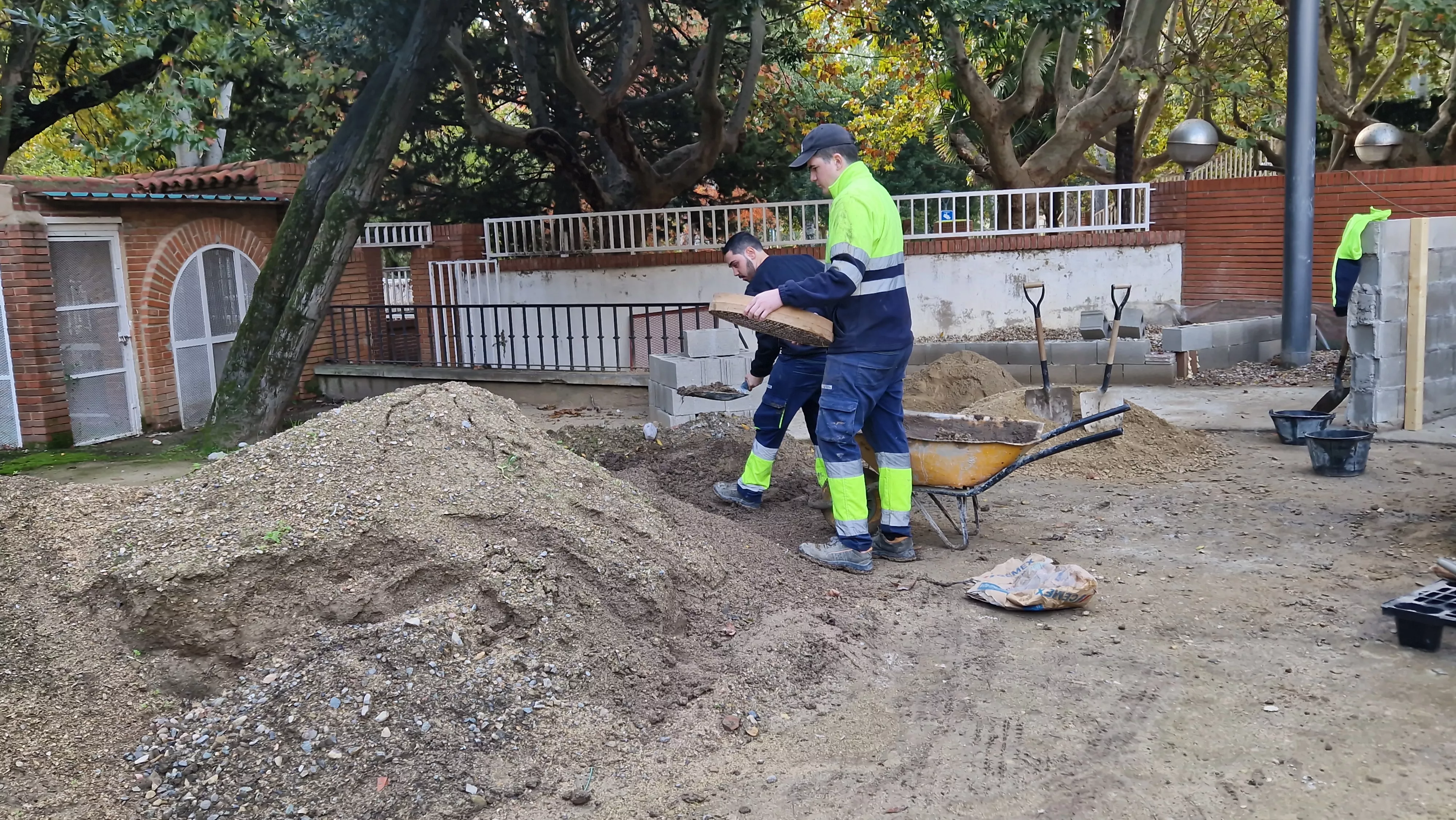 Visita de la consejera Claudia Pérez Forniés a la Escuela Taller del Parque Miguel Servet. Foto Myriam Martínez