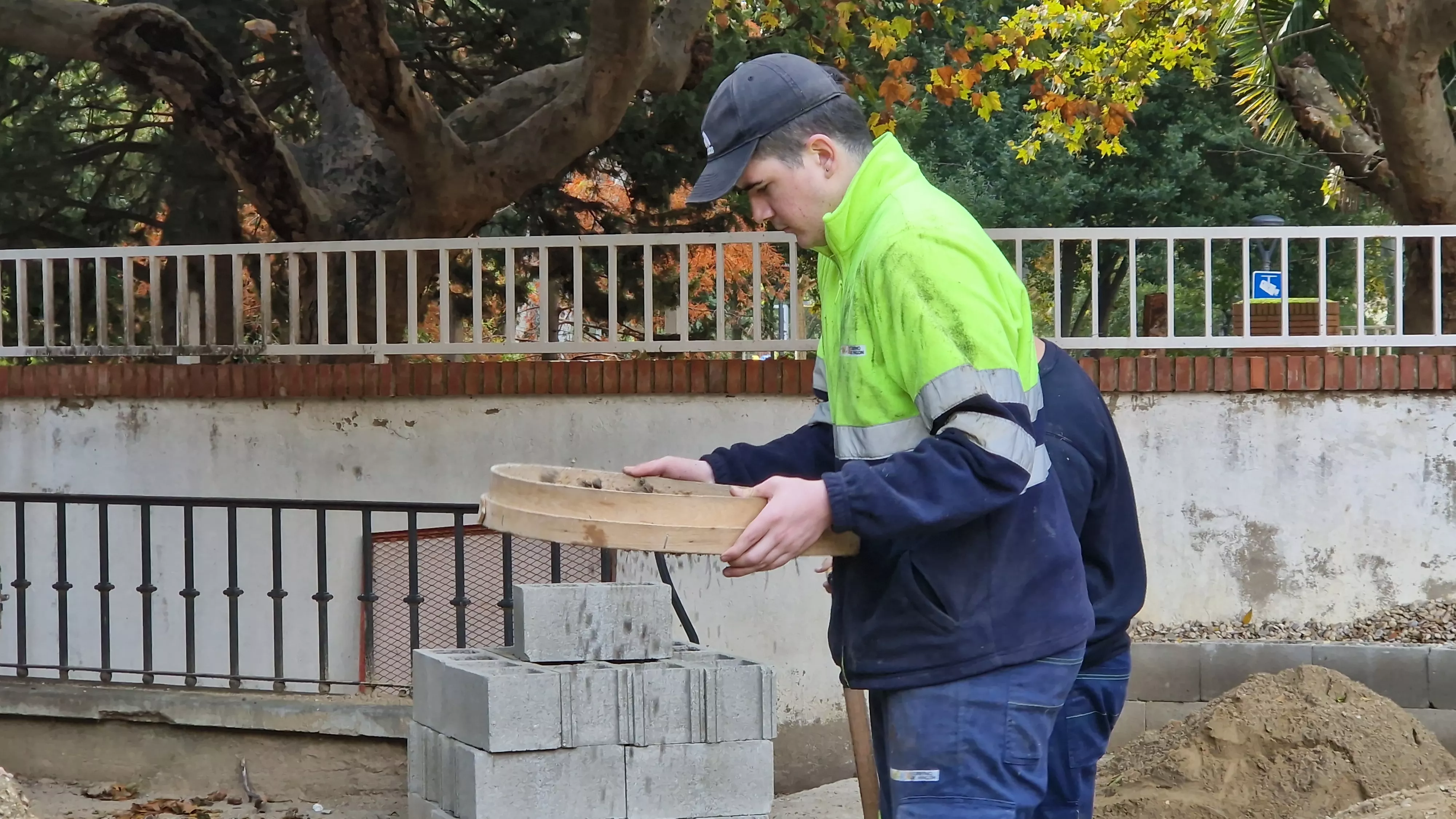 Visita de la consejera Claudia Pérez Forniés a la Escuela Taller del Parque Miguel Servet. Foto Myriam Martínez