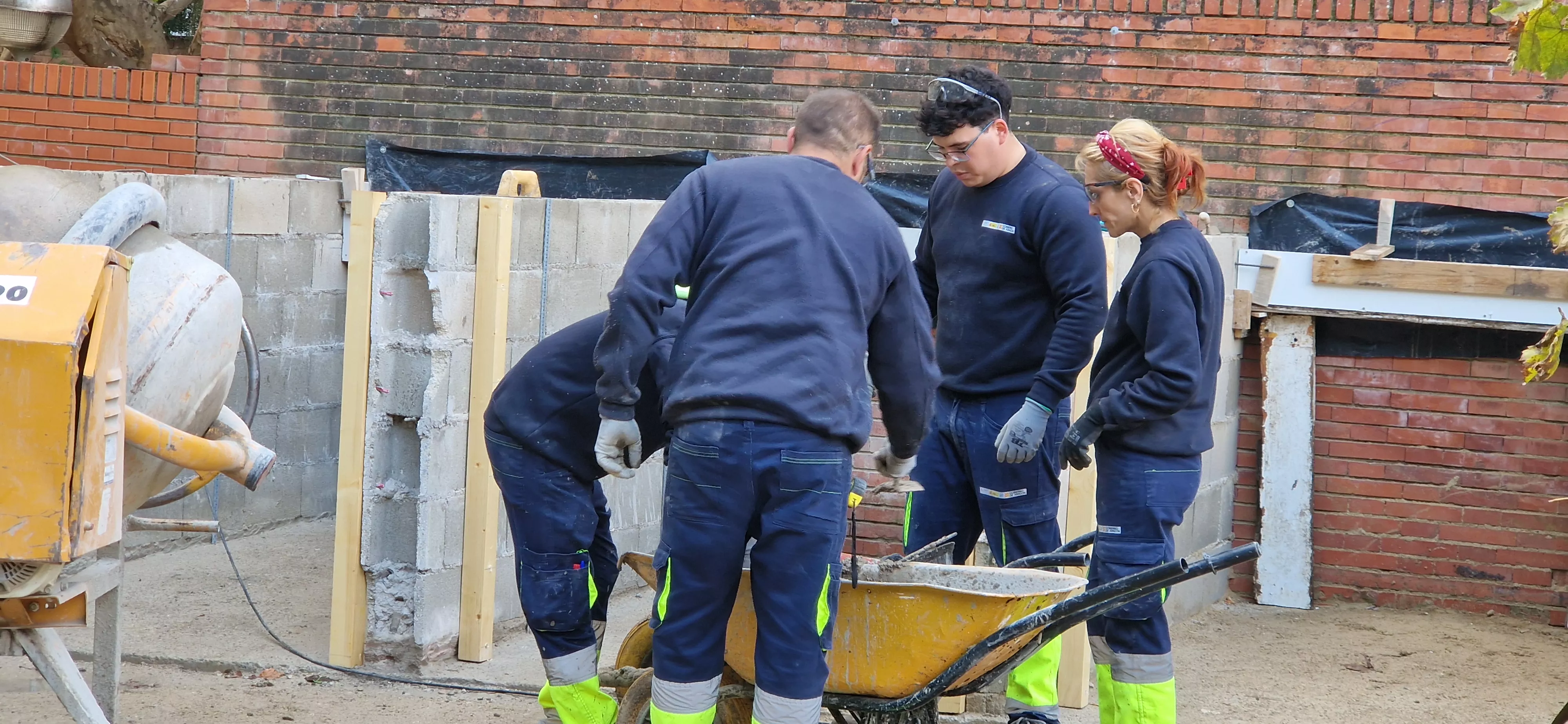 Visita de la consejera Claudia Pérez Forniés a la Escuela Taller del Parque Miguel Servet. Foto Myriam Martínez