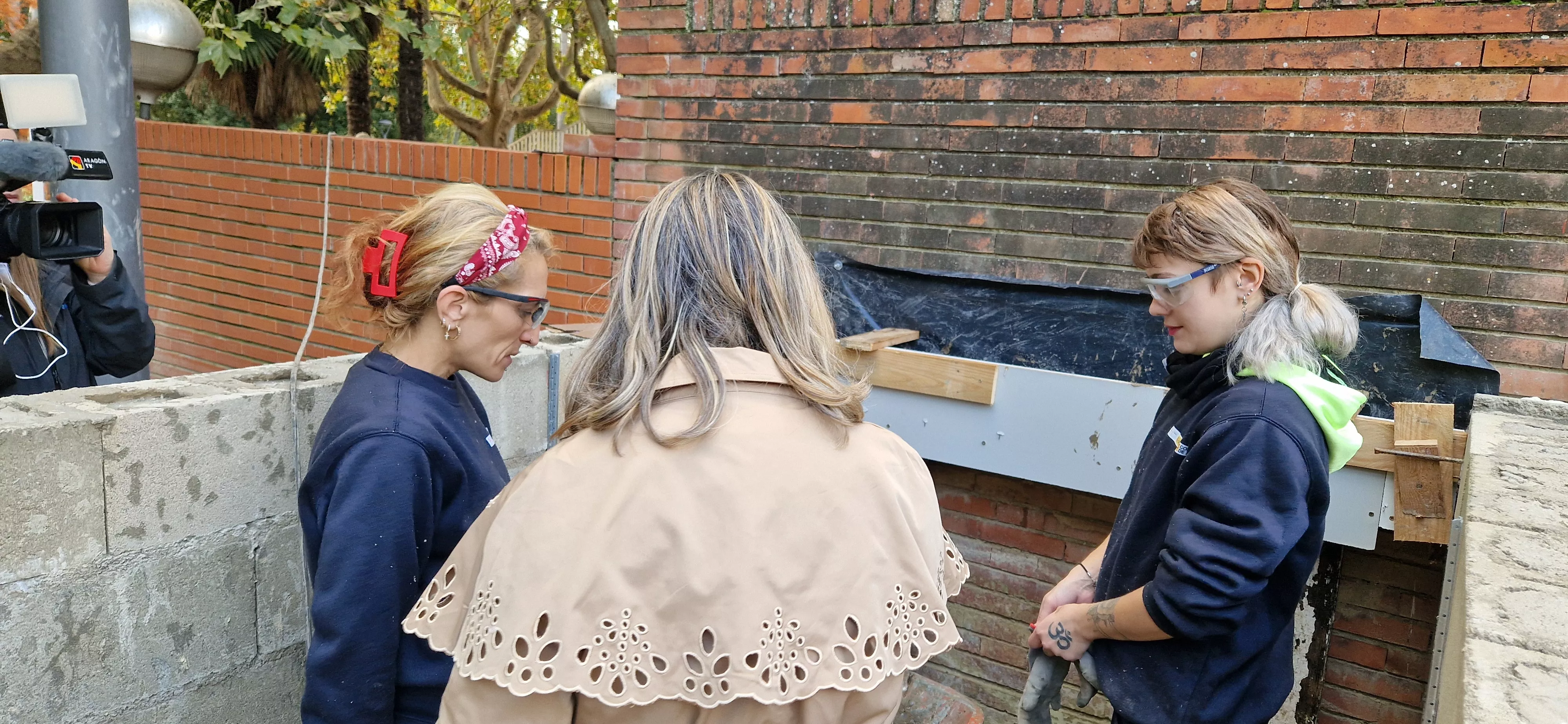 Visita de la consejera Claudia Pérez Forniés a la Escuela Taller del Parque Miguel Servet. Foto Myriam Martínez