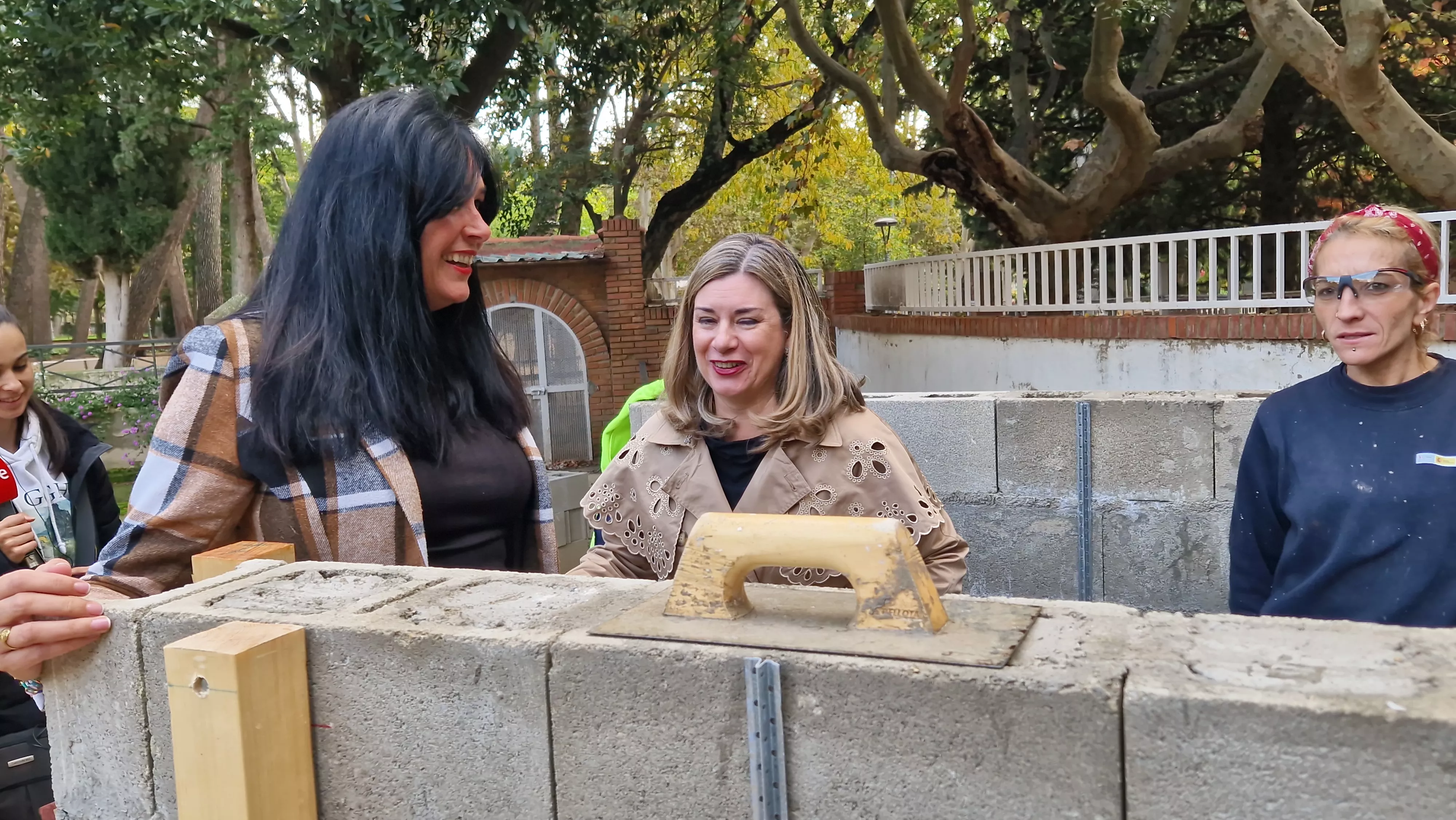 Visita de la consejera Claudia Pérez Forniés a la Escuela Taller del Parque Miguel Servet. Foto Myriam Martínez Visita de la consejera Claudia Pérez Forniés a la Escuela Taller del Parque Miguel Servet. Foto Myriam Martínez