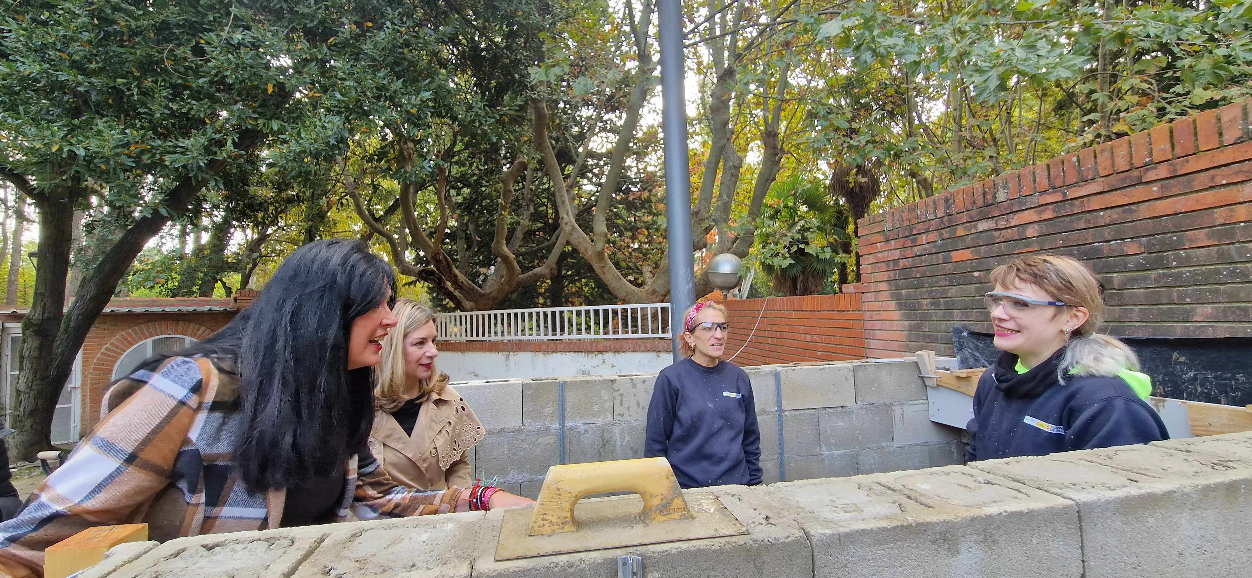 Visita de la consejera Claudia Pérez Forniés a la Escuela Taller del Parque Miguel Servet. Foto Myriam Martínez