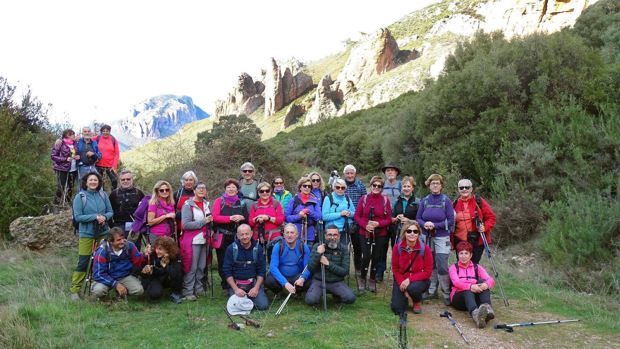 El grupo de Rutas por la provincia con una espectacular vista al fondo.