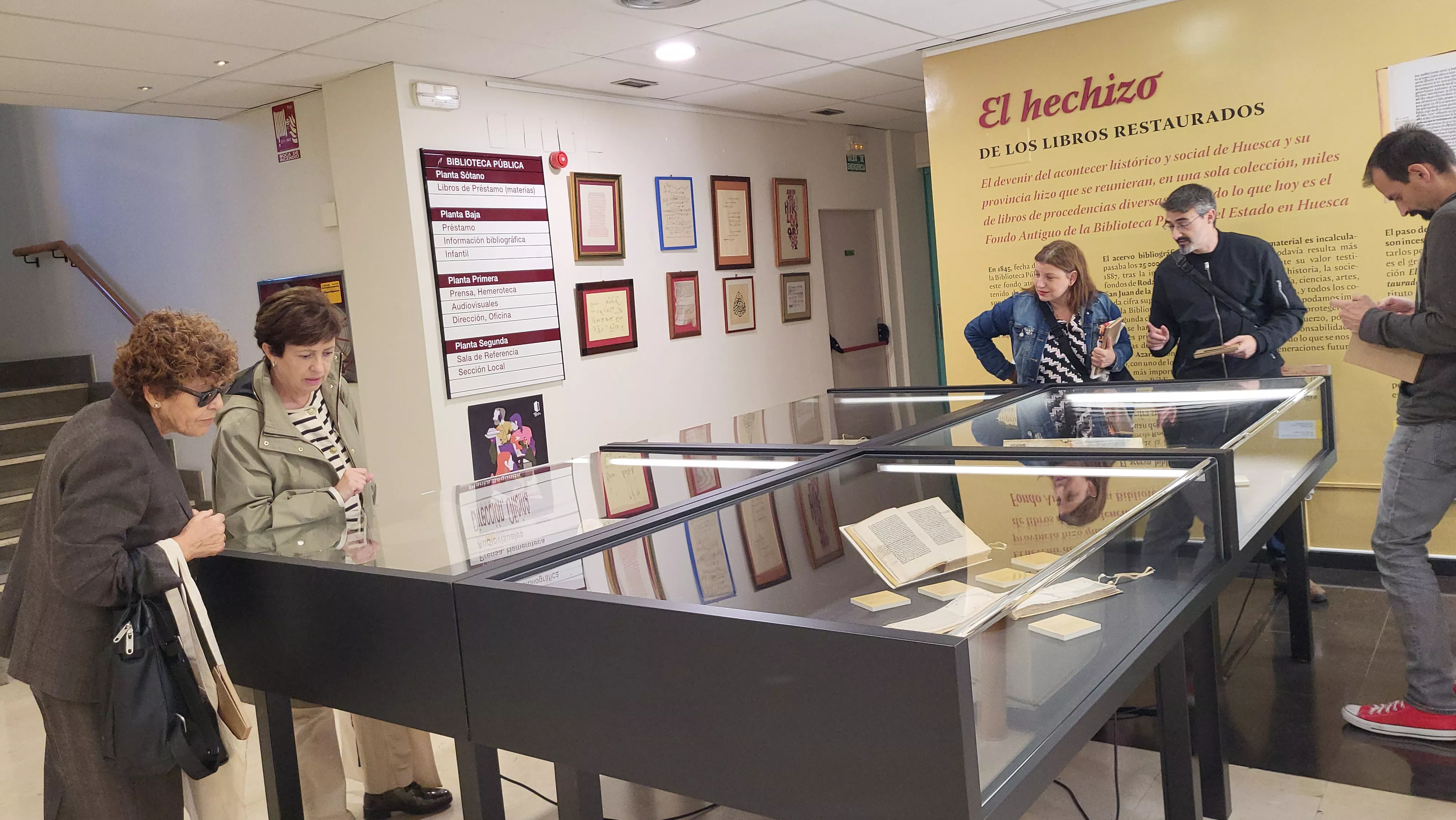 Inauguración de la exposición "El hechizo de los libros restaurados" en la Biblioteca Pública de Huesca. Foto Mercedes Manterola