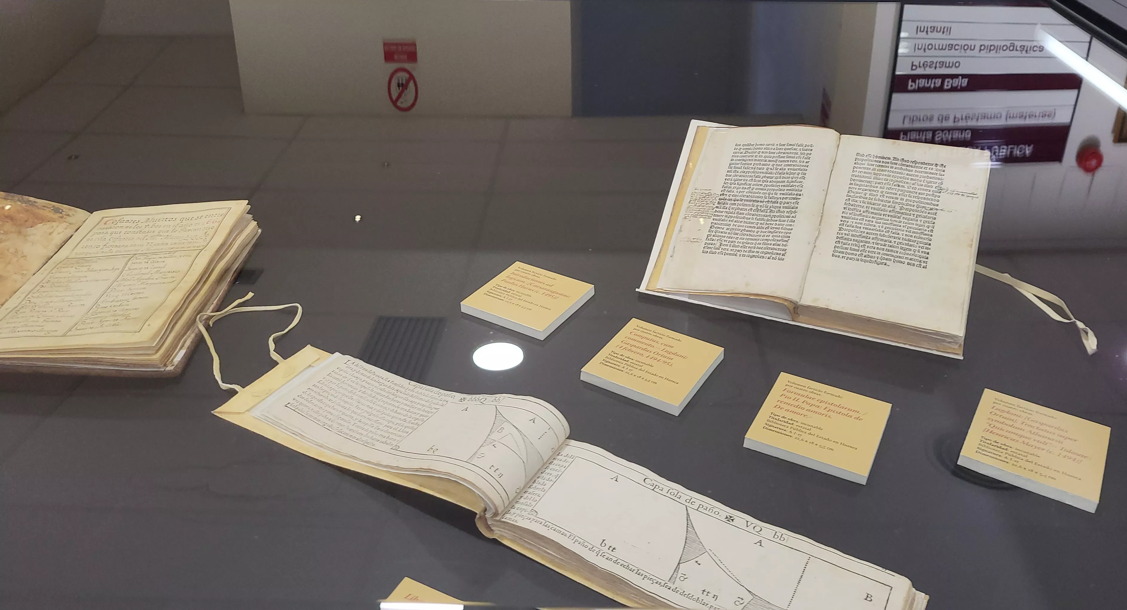 Inauguración de la exposición "El hechizo de los libros restaurados" en la Biblioteca Pública de Huesca. Foto Mercedes Manterola