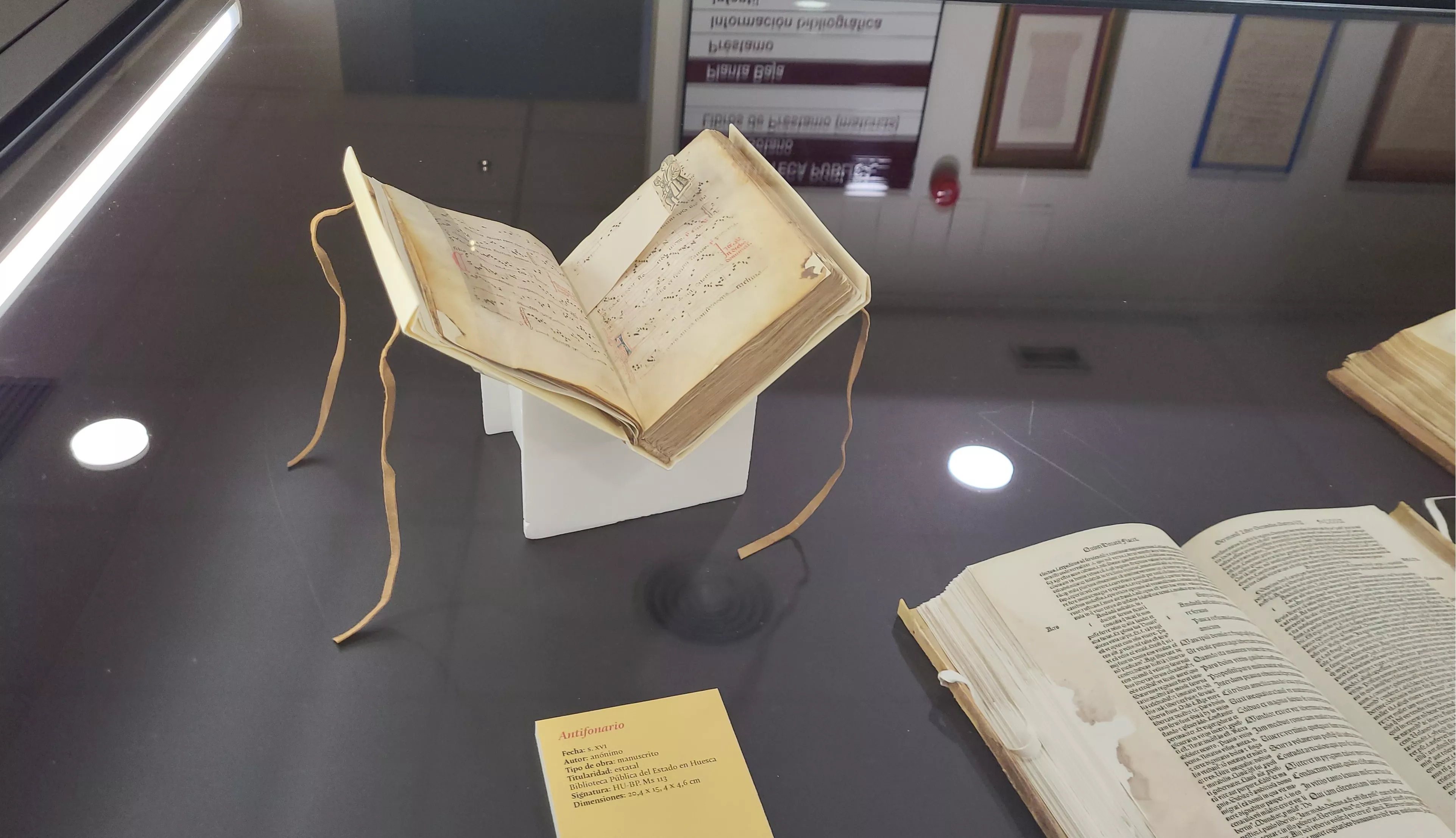 Inauguración de la exposición "El hechizo de los libros restaurados" en la Biblioteca Pública de Huesca. Foto Mercedes Manterola