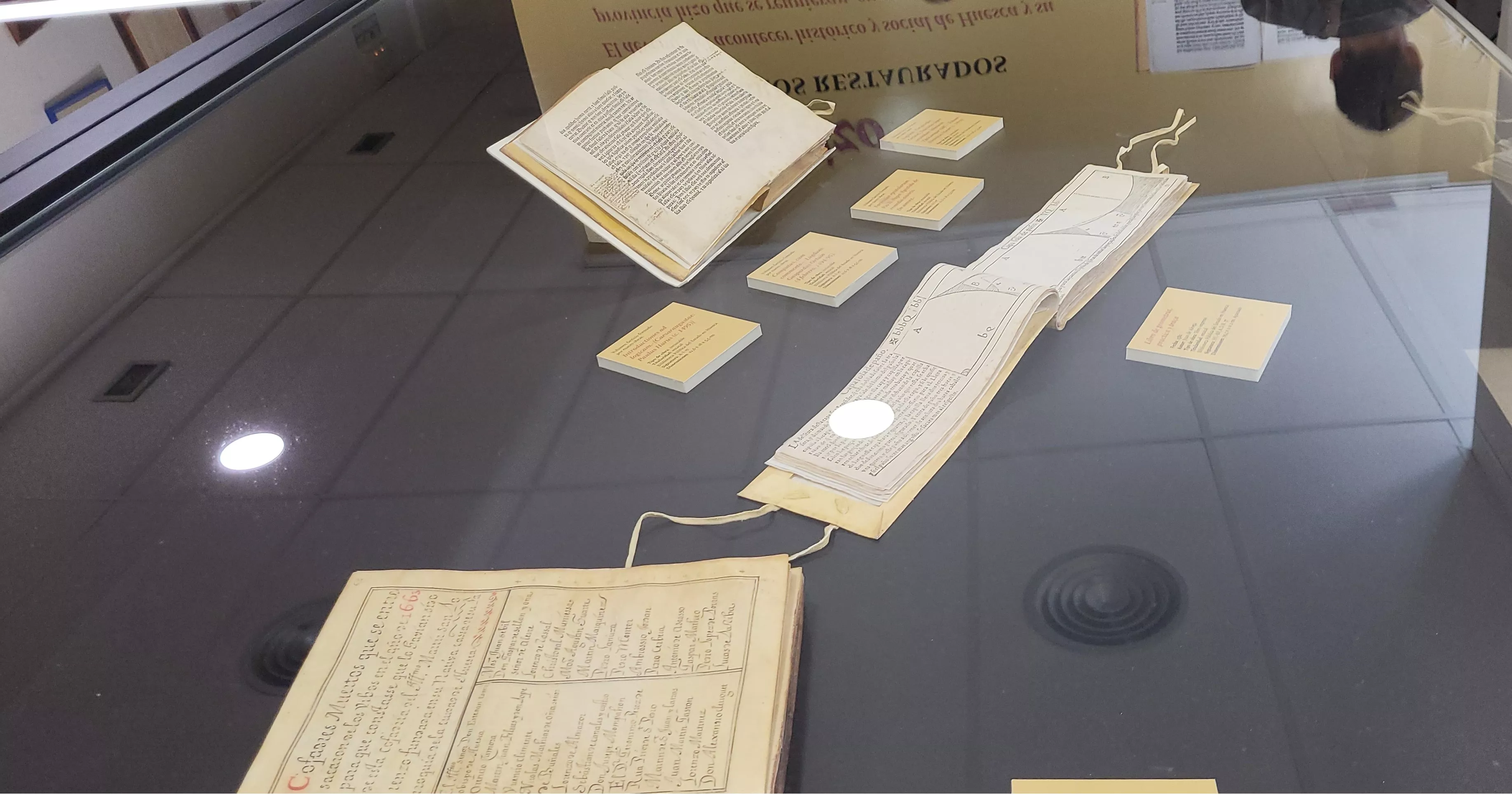 Inauguración de la exposición "El hechizo de los libros restaurados" en la Biblioteca Pública de Huesca. Foto Mercedes Manterola