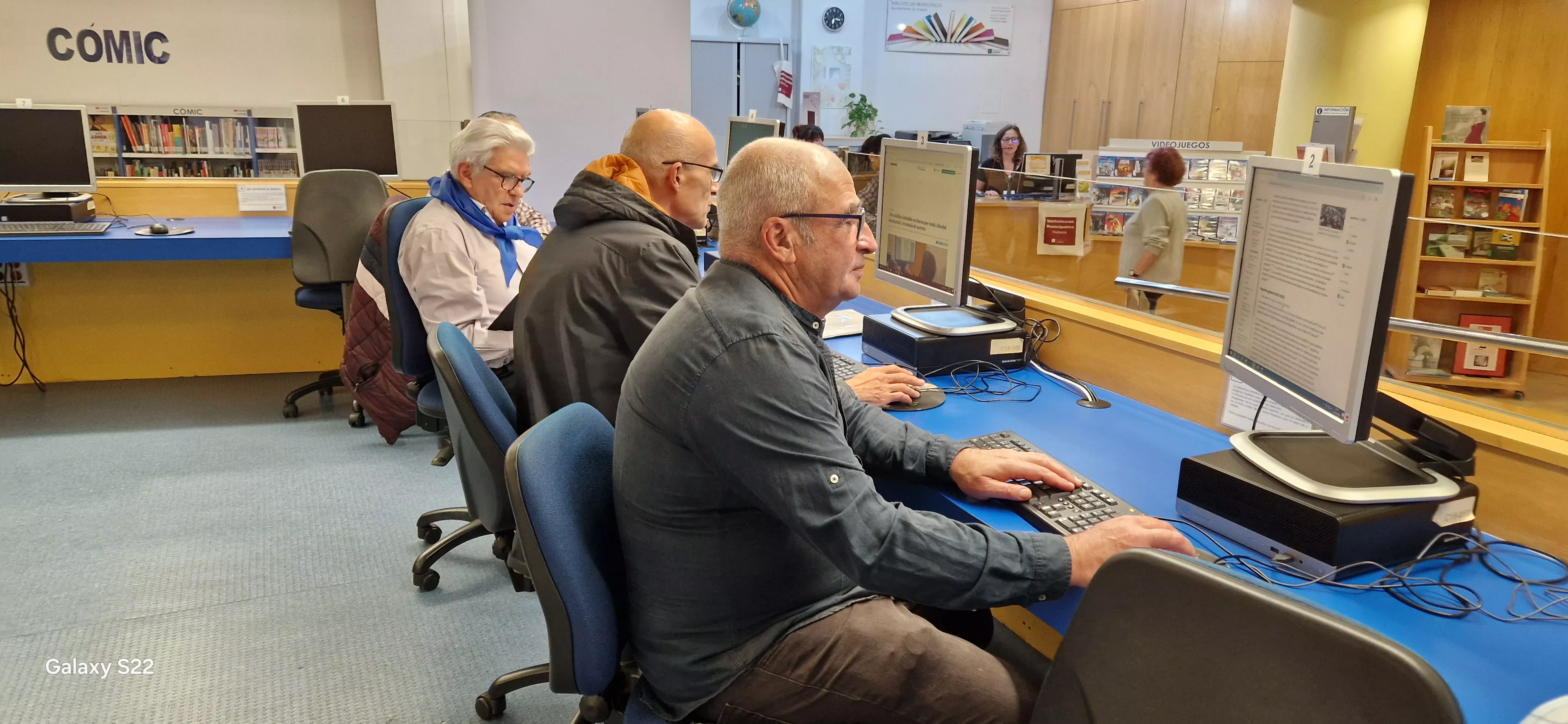 Los integrantes del Coro de la Universidad Ciudadana antes de dar comienzo a la flashmob. Foto Myriam Martínez