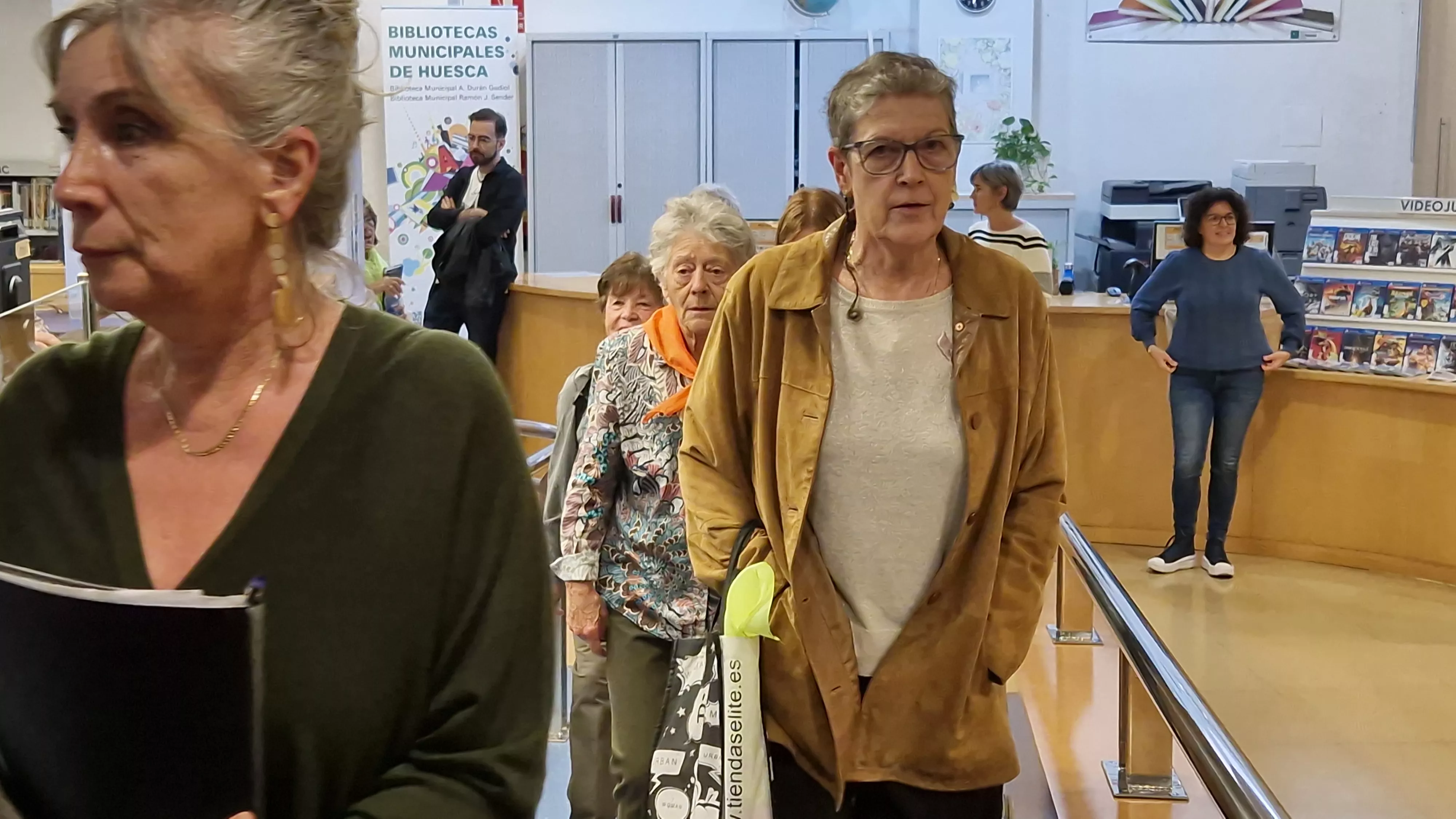 Flasmob del Coro de la Universidad Ciudadana en la Durán Gudiol. Foto Myriam Martínez