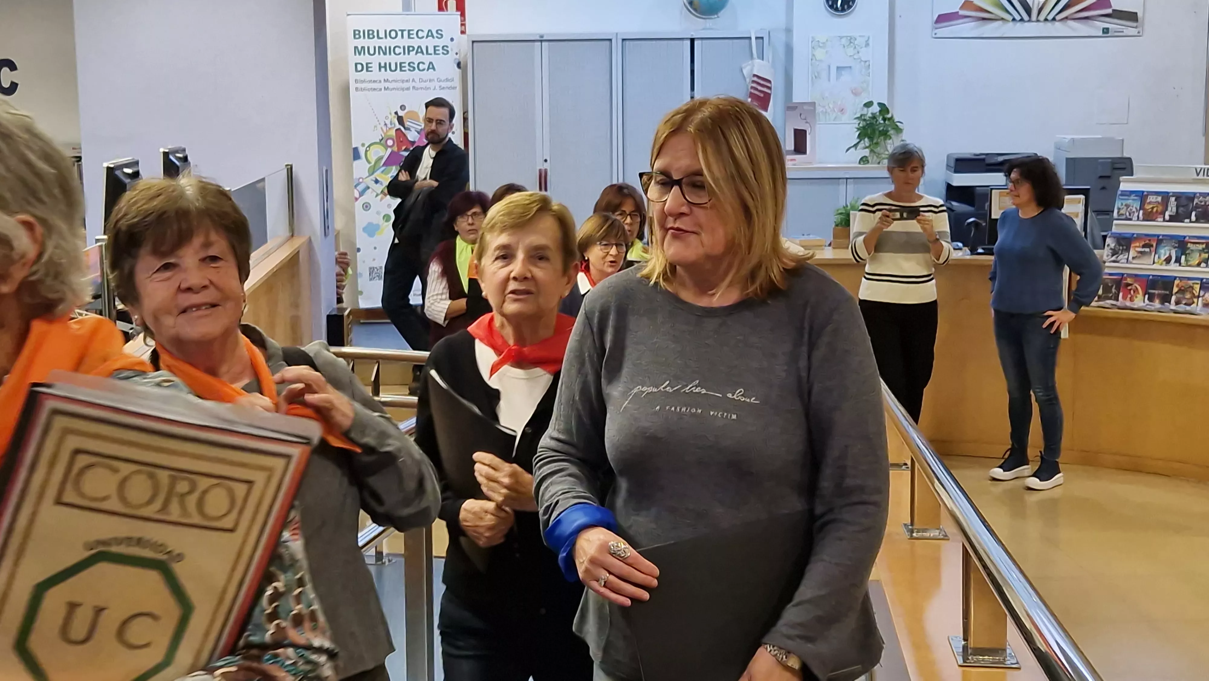 Flasmob del Coro de la Universidad Ciudadana en la Durán Gudiol. Foto Myriam Martínez