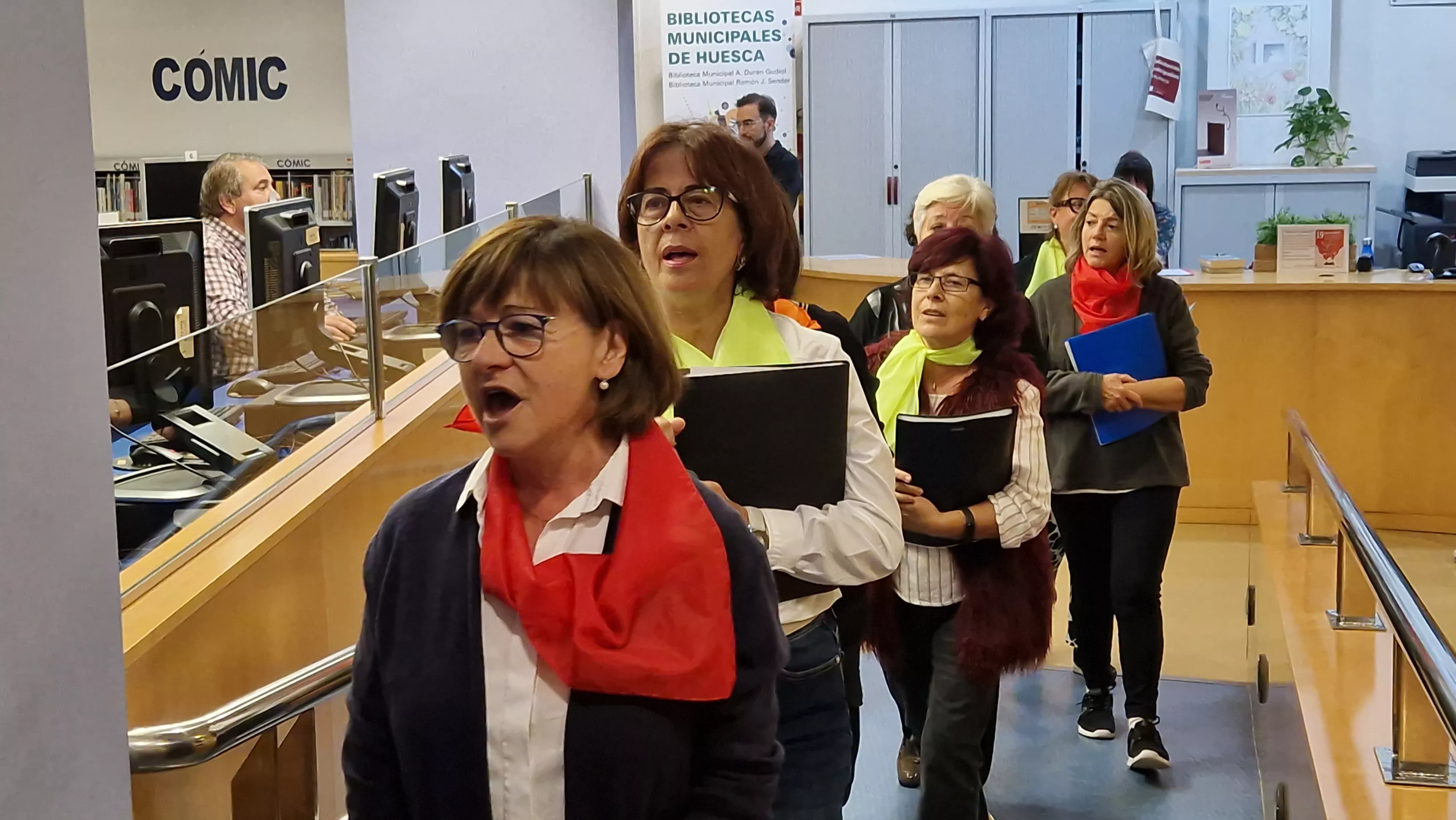 Flasmob del Coro de la Universidad Ciudadana en la Durán Gudiol. Foto Myriam Martínez